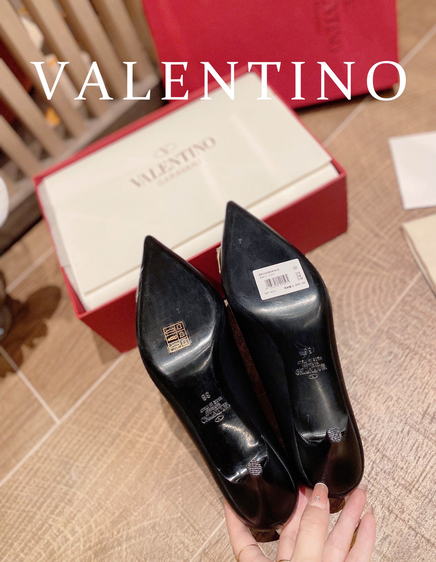 ⬆️22780-Valentino -805 gallery