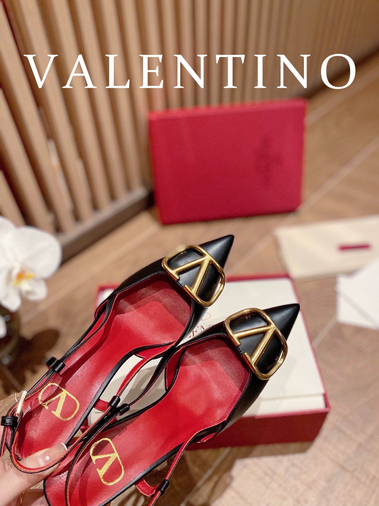 ⬆️22780-Valentino -805 gallery