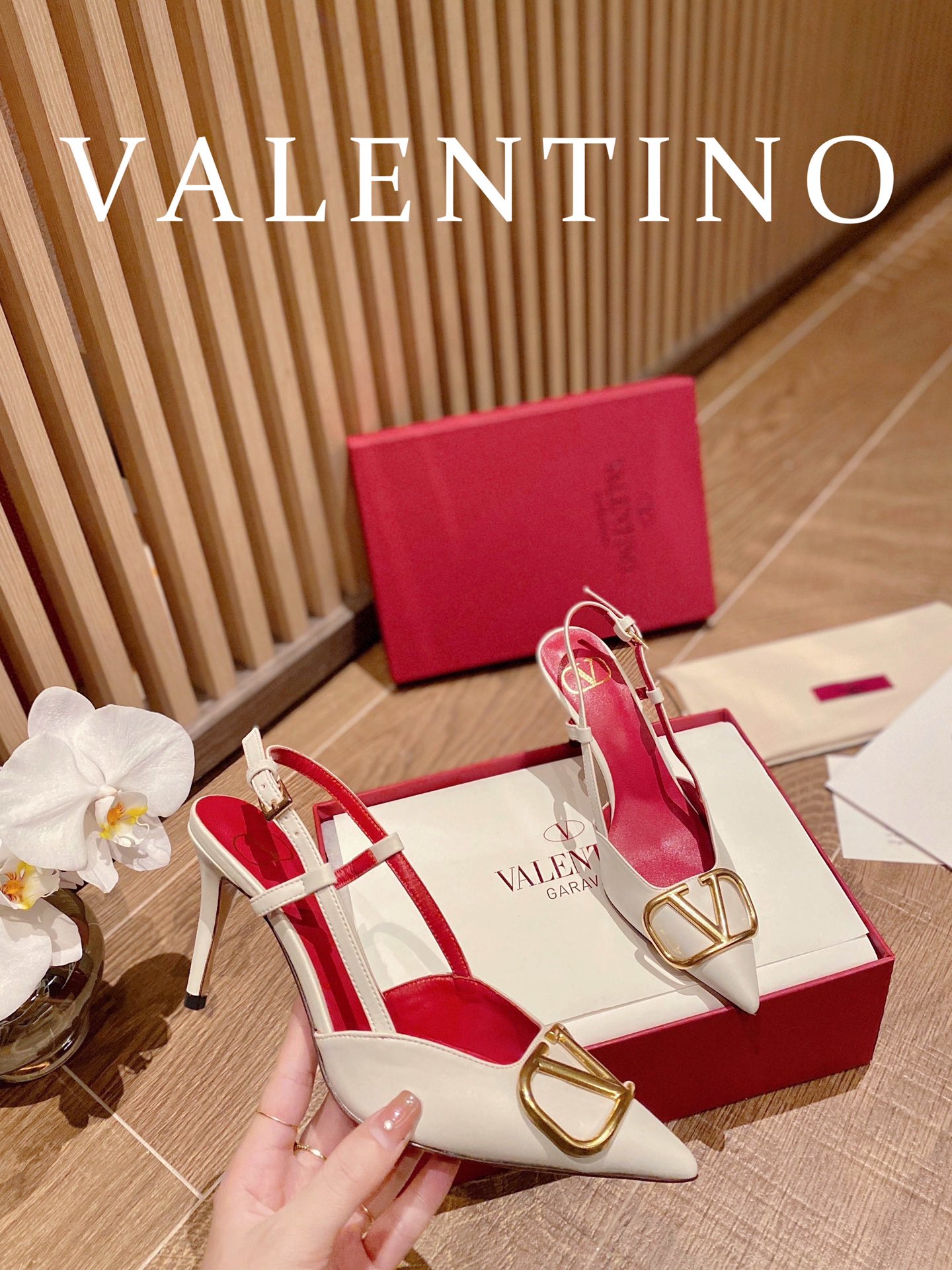 ⬆️22780-Valentino -805 gallery