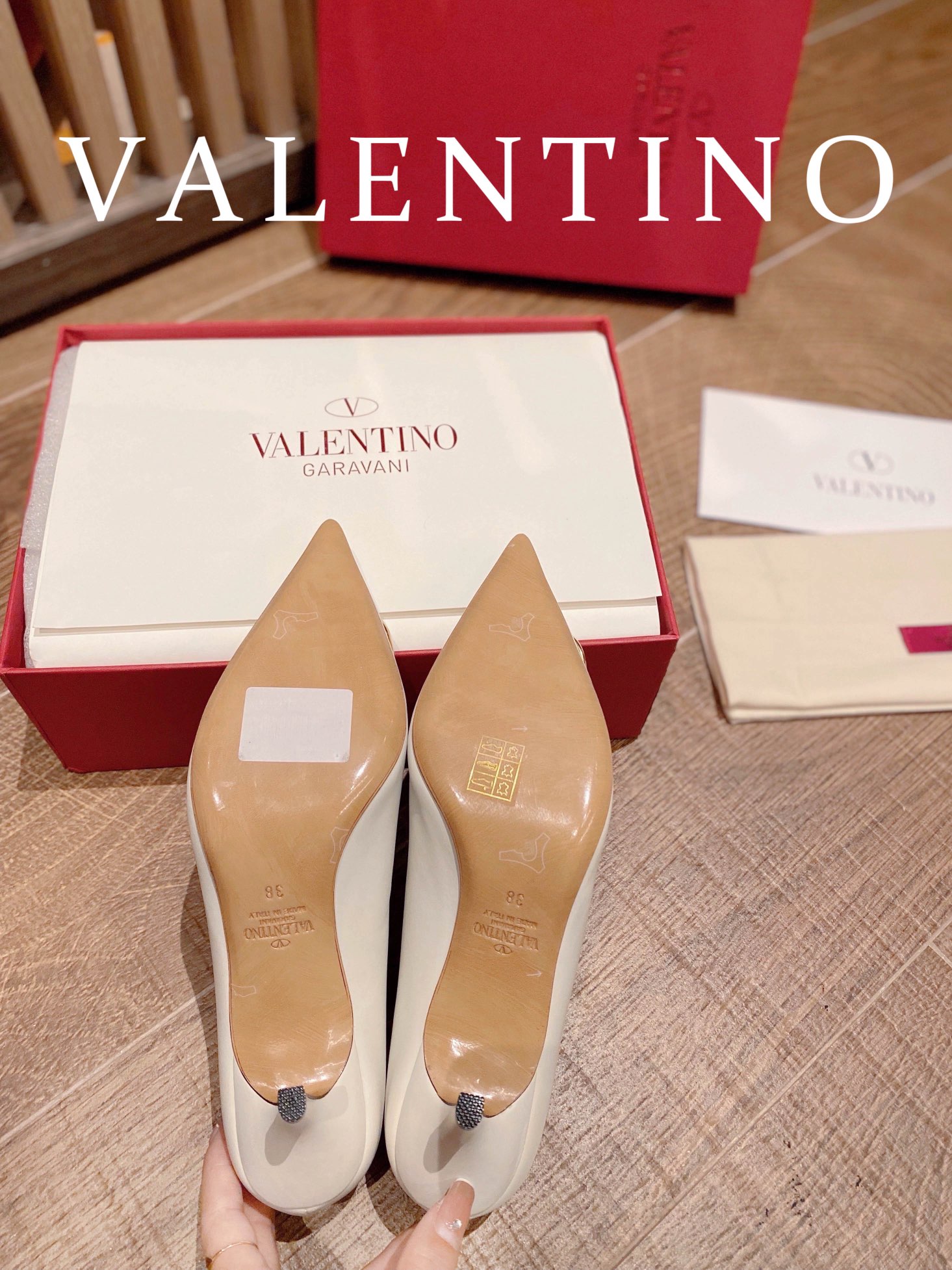 ⬆️22780-Valentino -805 gallery