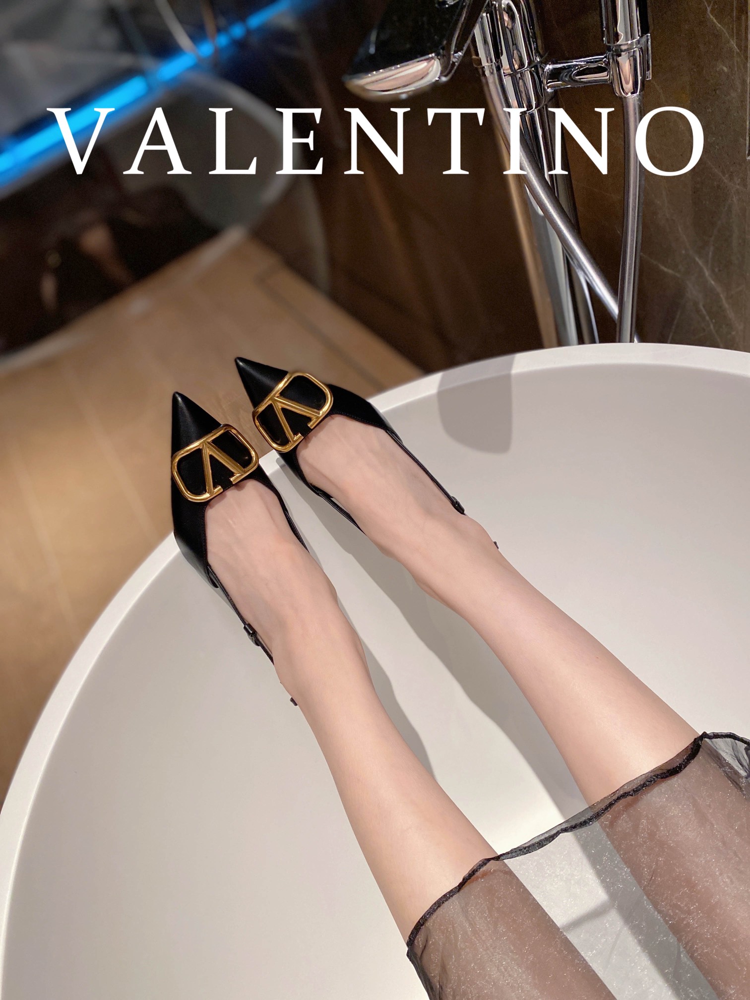 ⬆️22780-Valentino -805 gallery