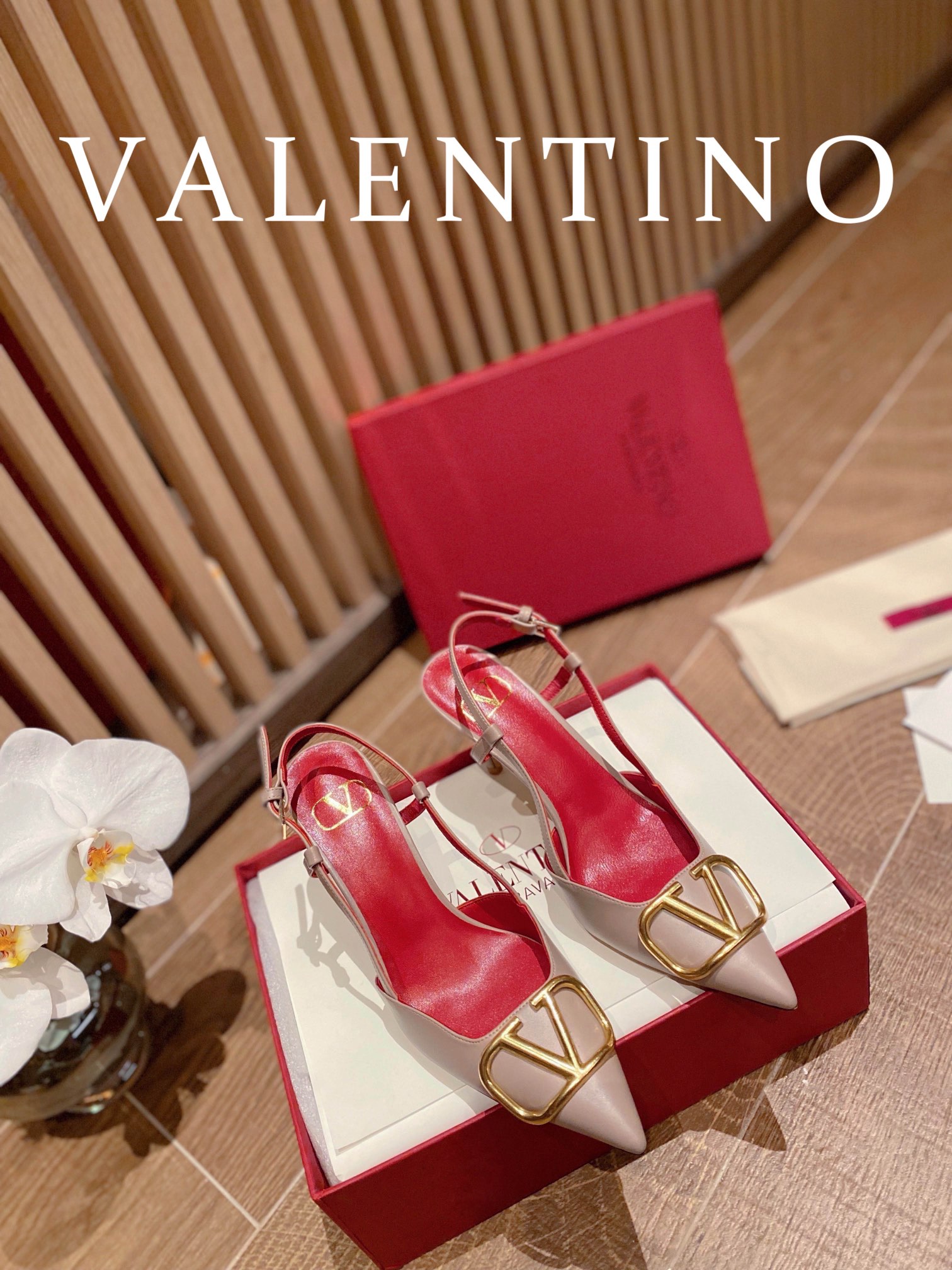 ⬆️22780-Valentino -805 gallery