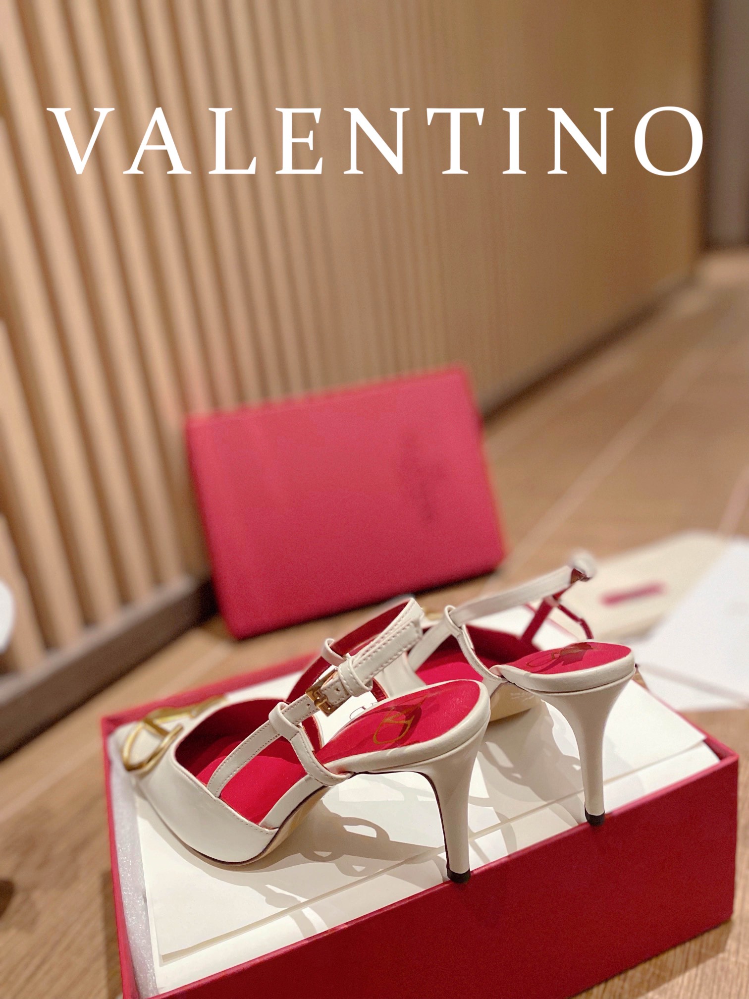 ⬆️22780-Valentino -805 gallery