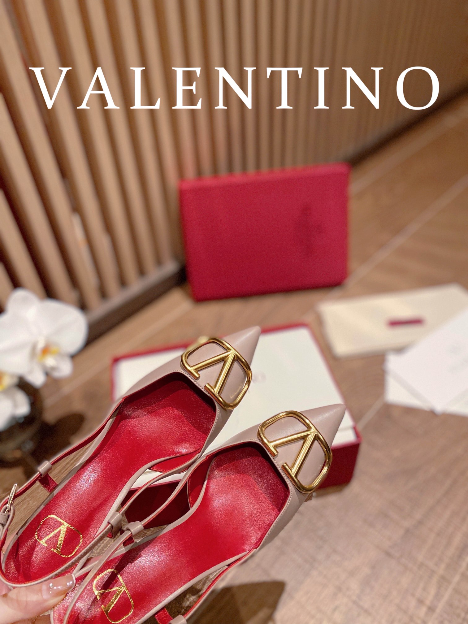 ⬆️22780-Valentino -805 gallery