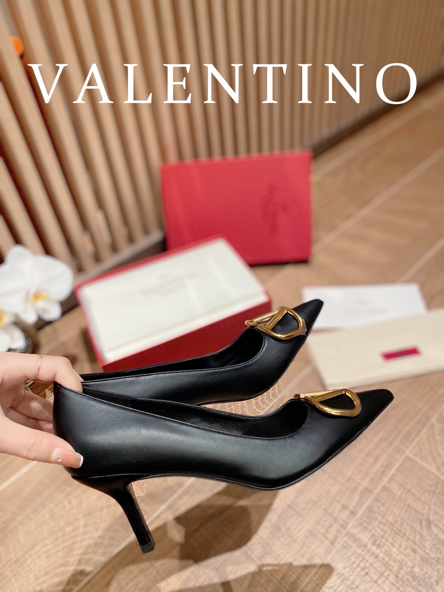 ⬆️22780-Valentino -805 gallery