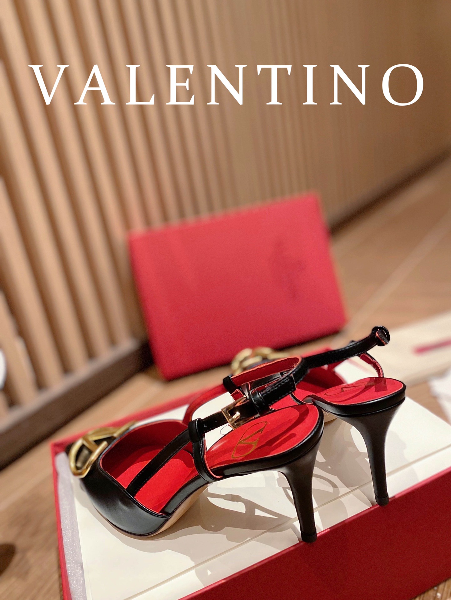 ⬆️22780-Valentino -805 gallery