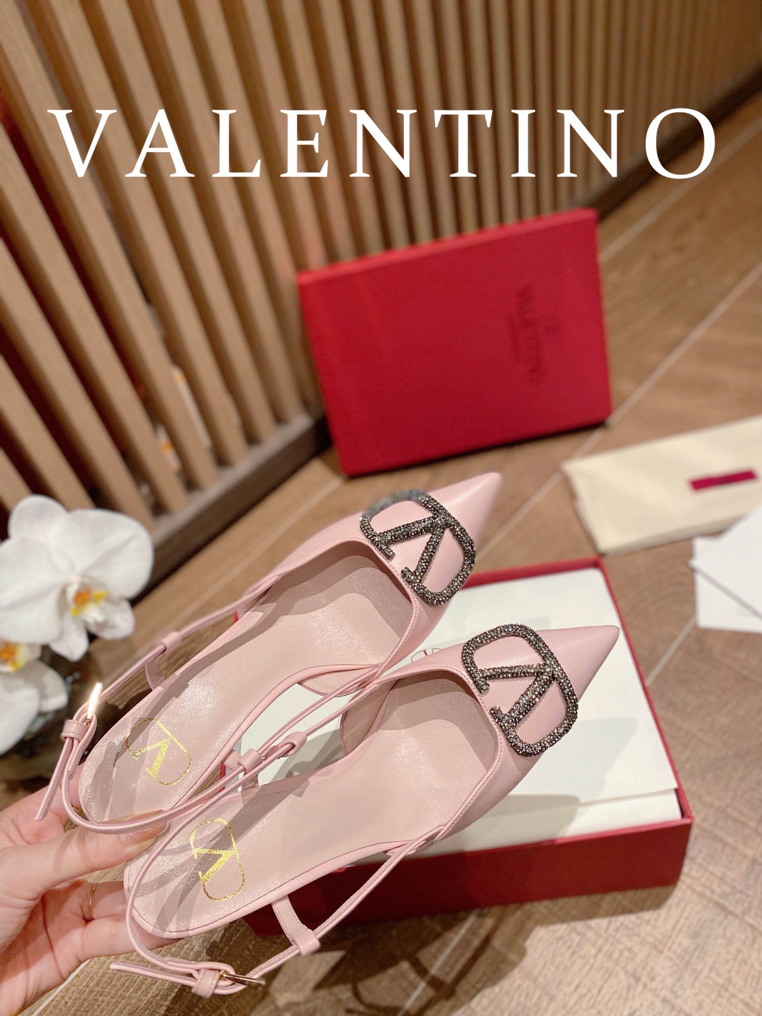 ⬆️23157-Valentino -825 gallery