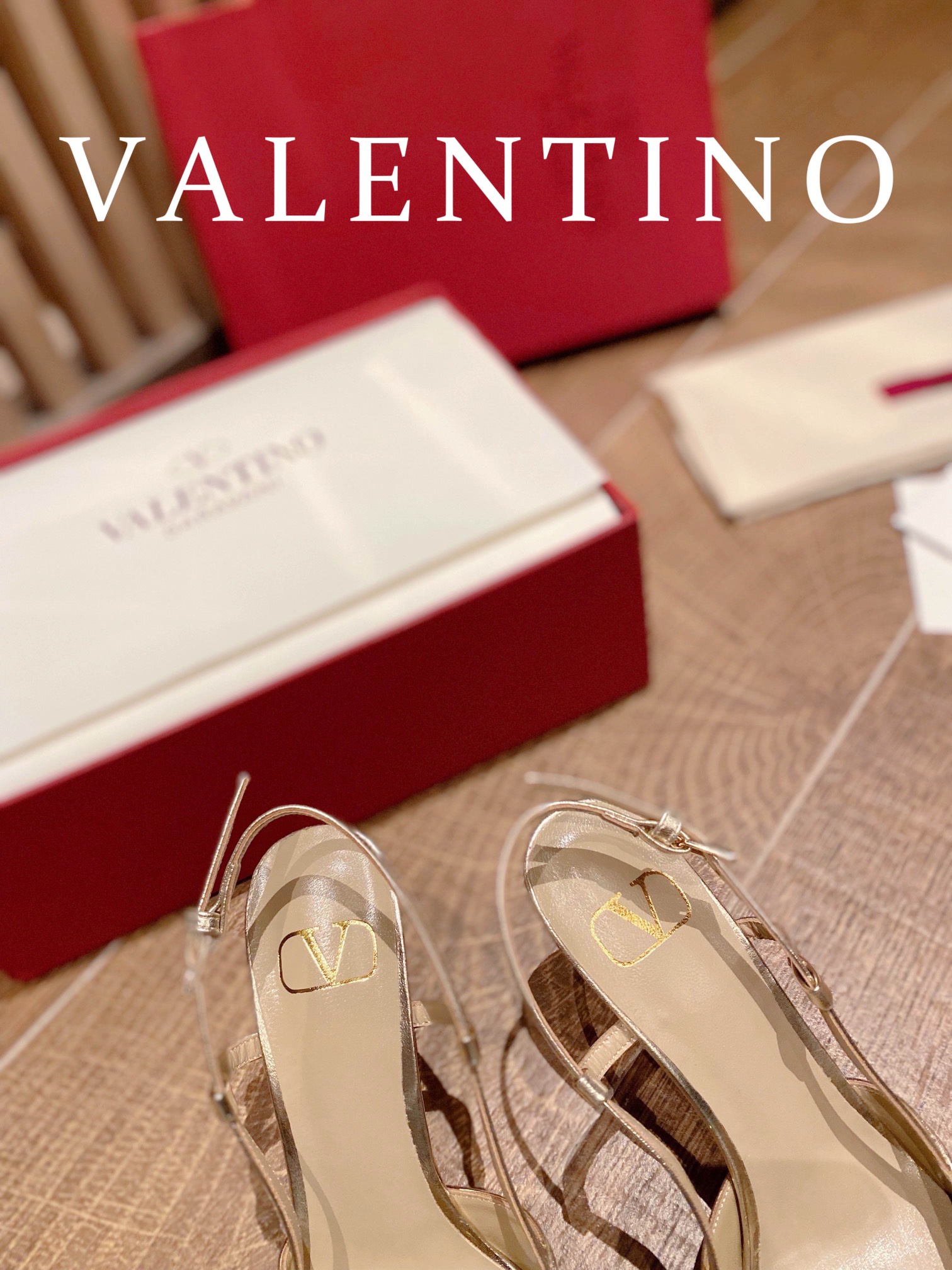 ⬆️23157-Valentino -825 gallery