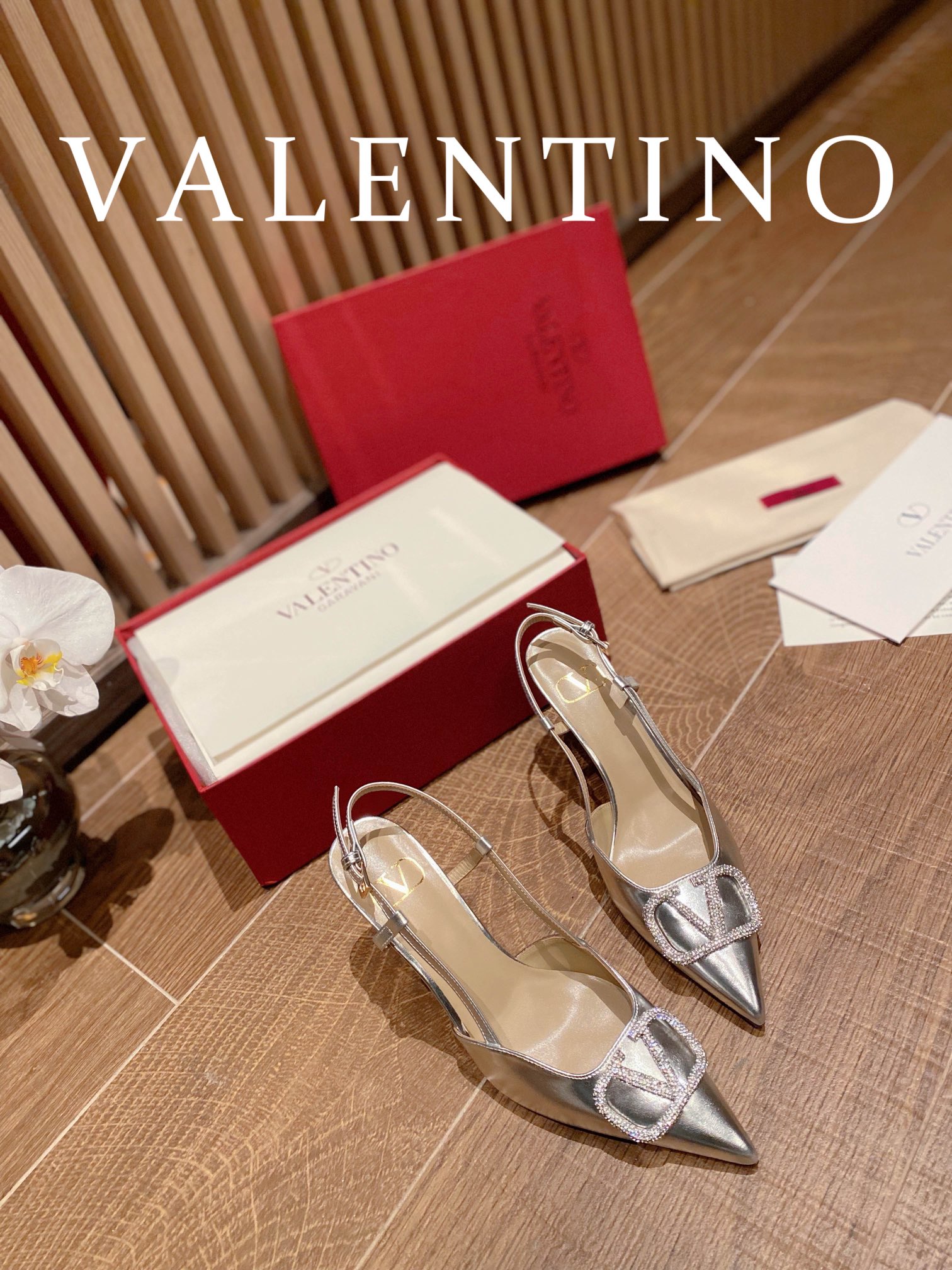 ⬆️23157-Valentino -825 gallery