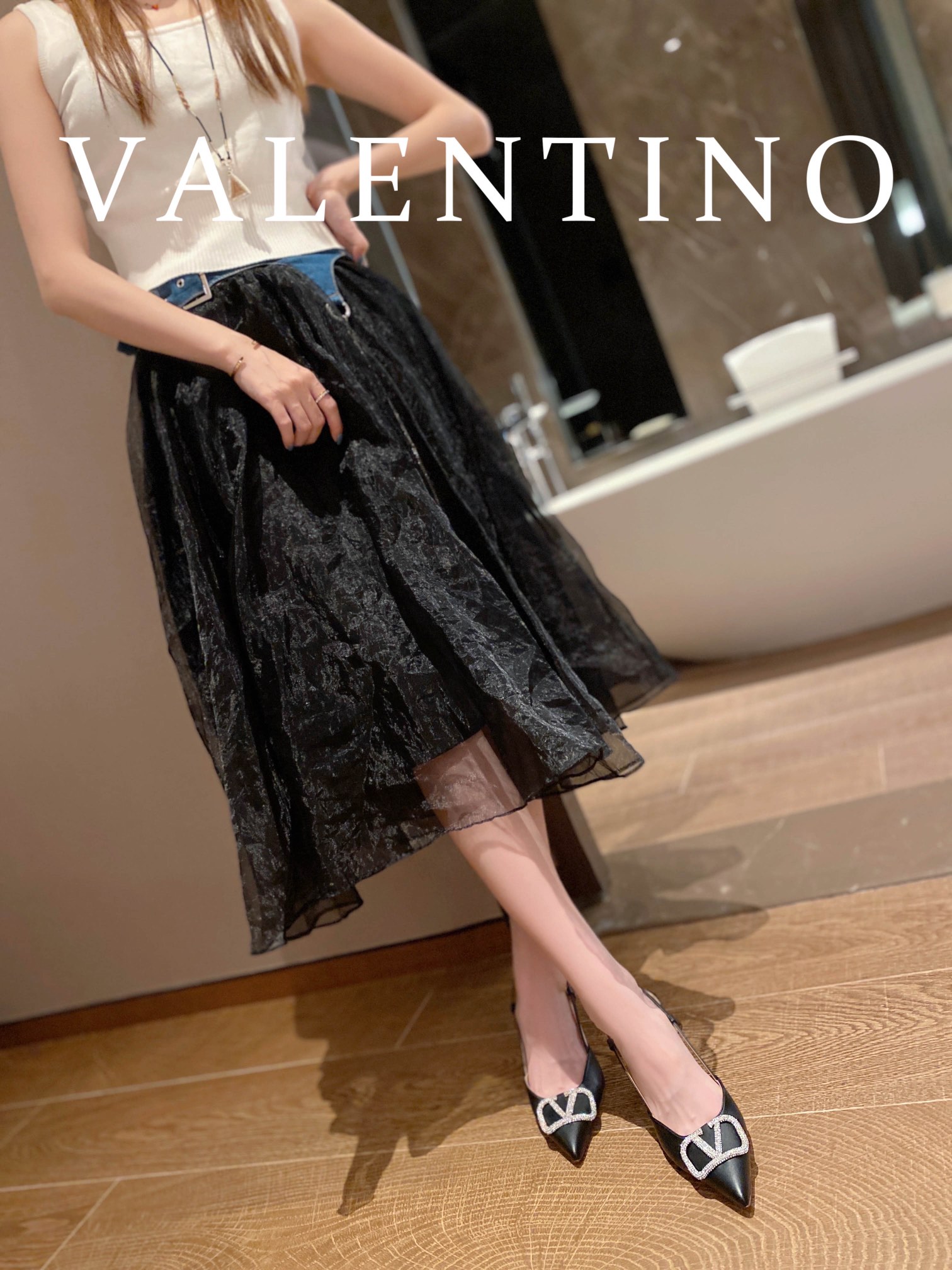 ⬆️23157-Valentino -825 gallery