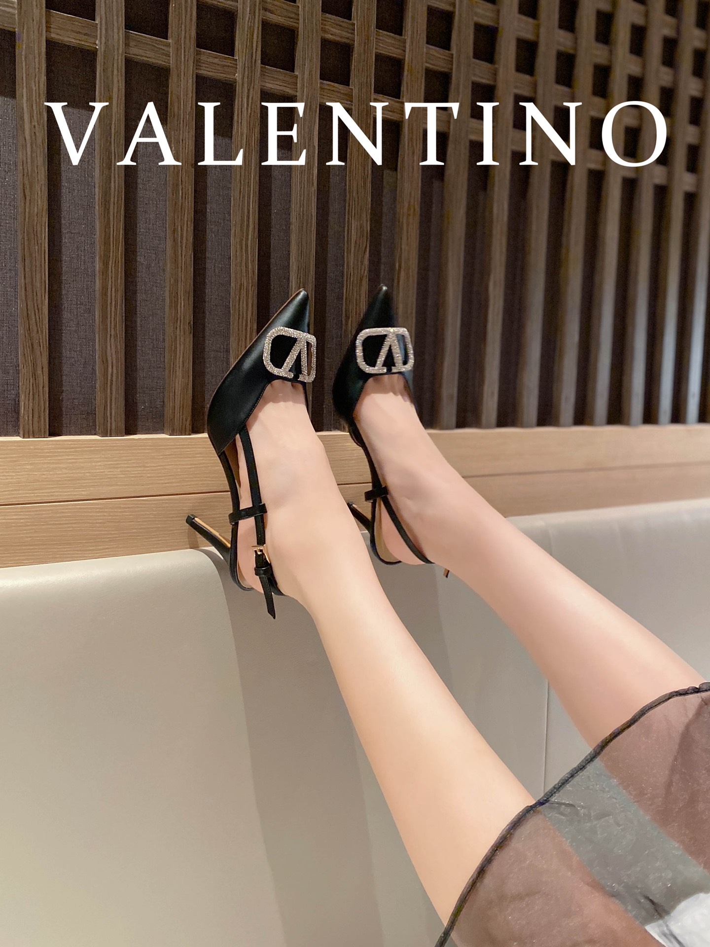 ⬆️23157-Valentino -825 gallery