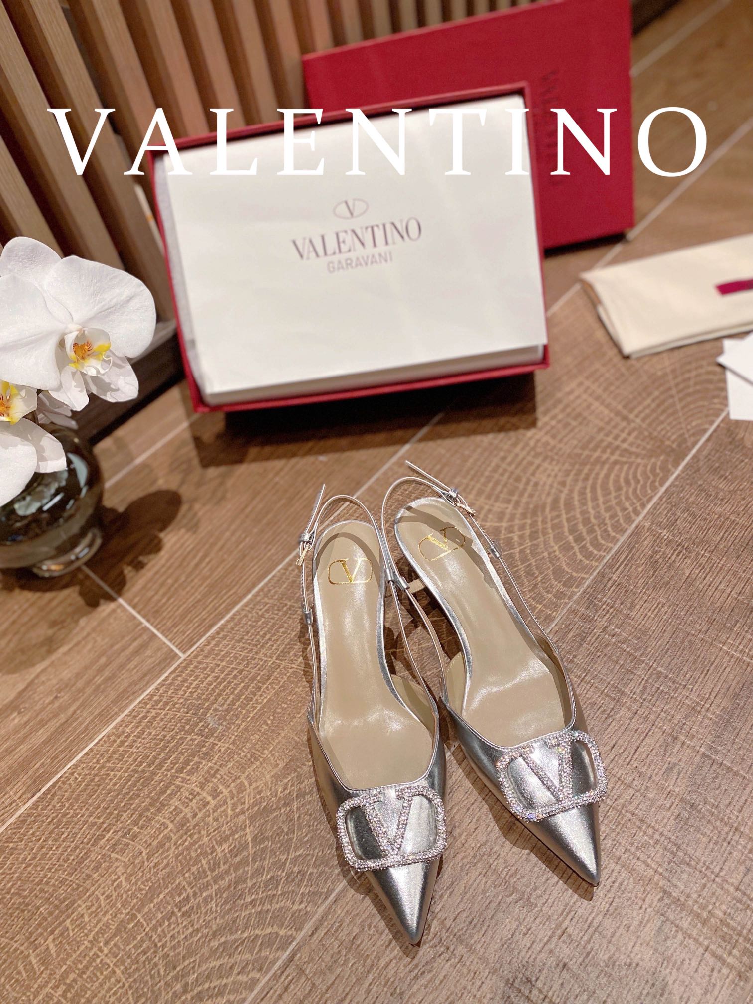 ⬆️23157-Valentino -825 gallery