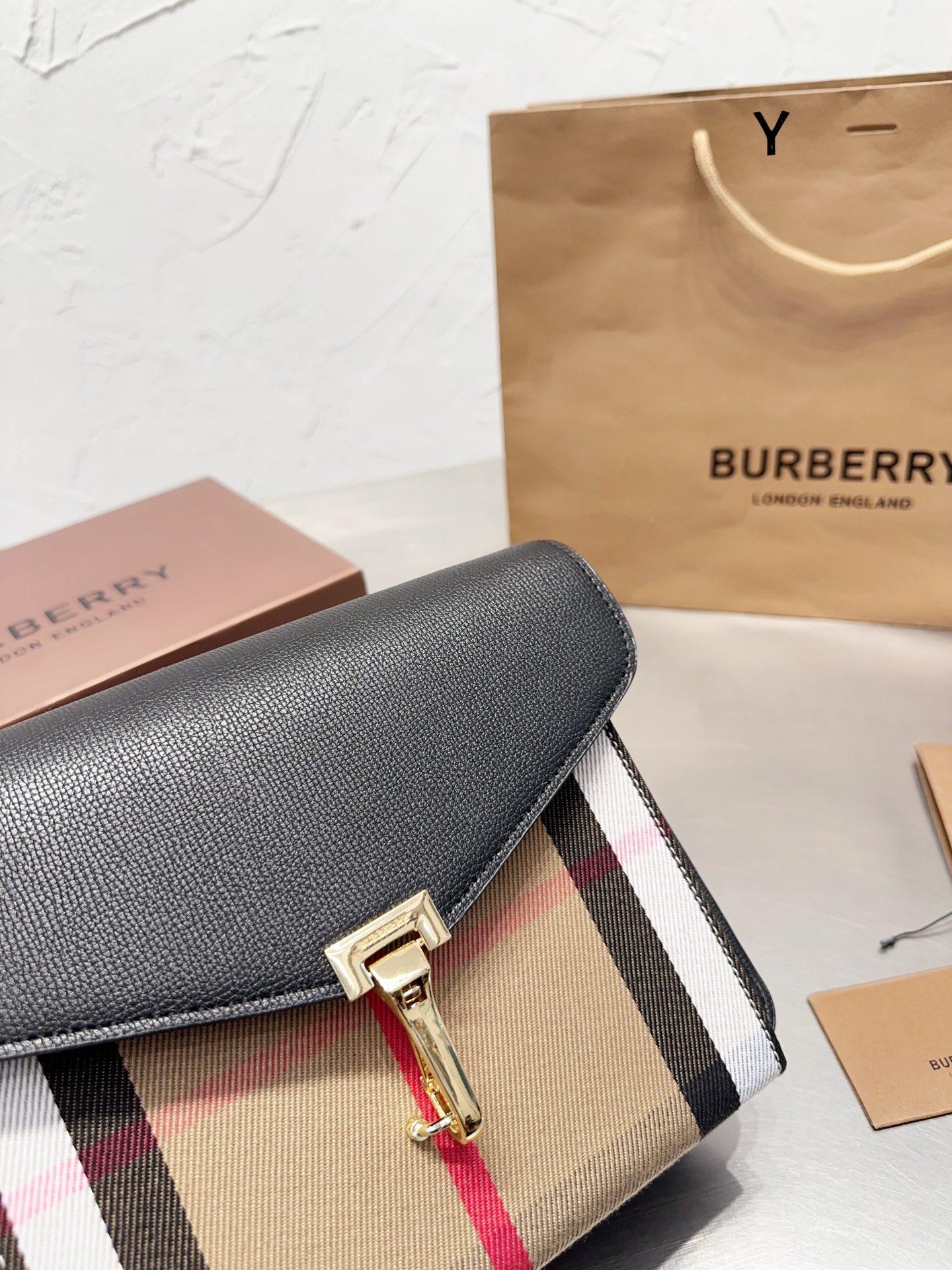 ⬆️23202-Burberry-478 gallery