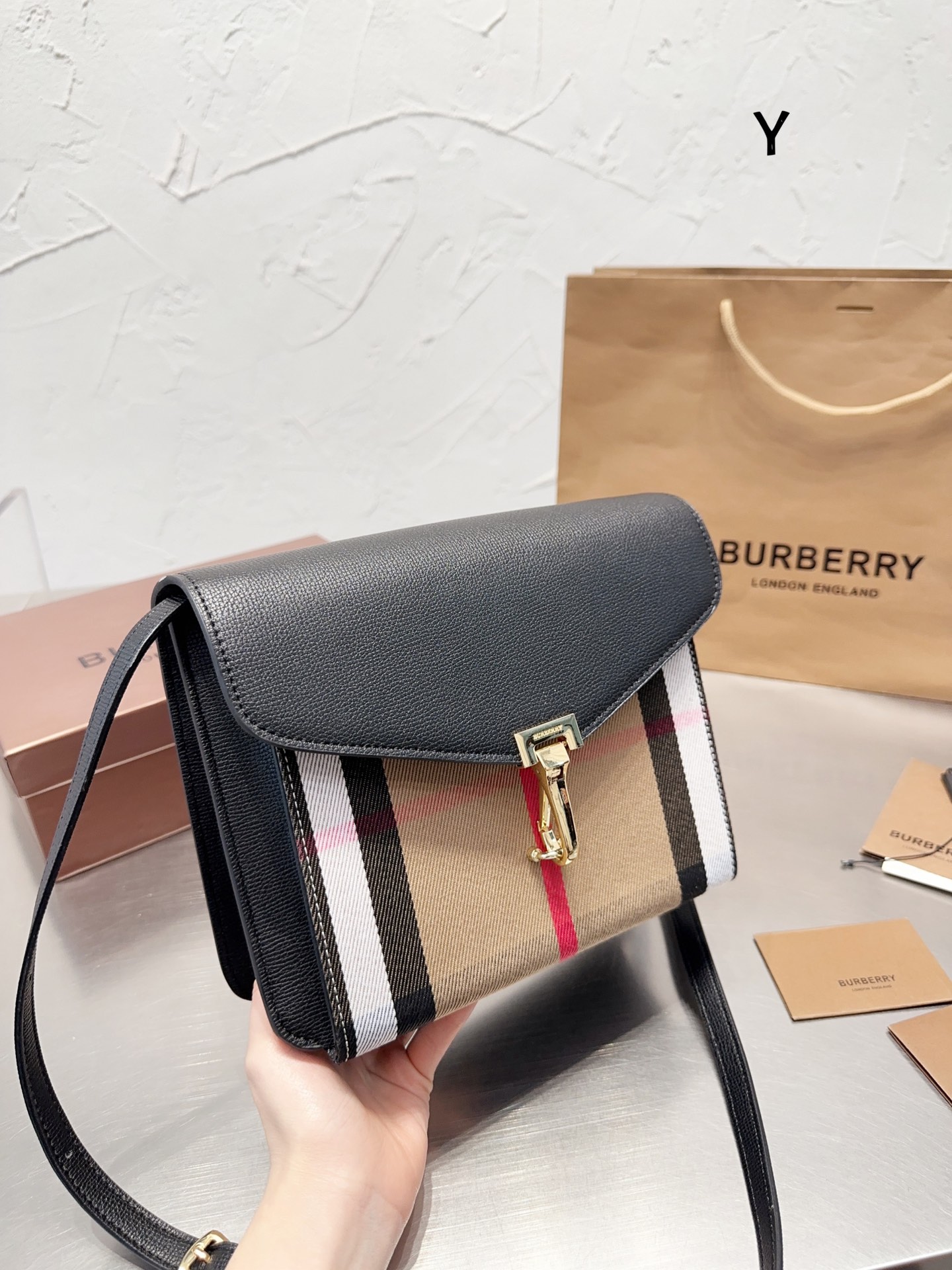 ⬆️23202-Burberry-478 gallery