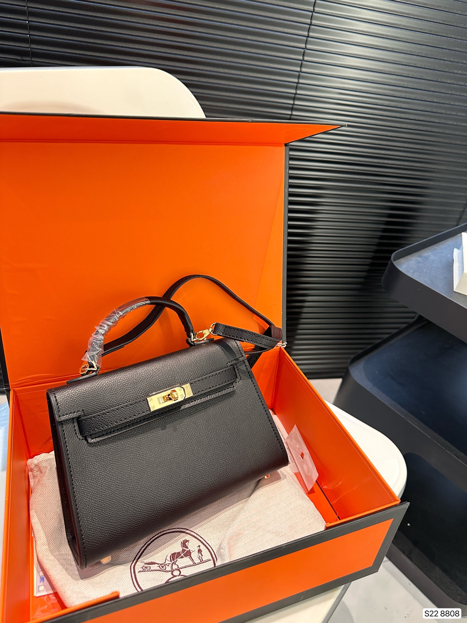 ⬆️23469-Hermès-489 gallery