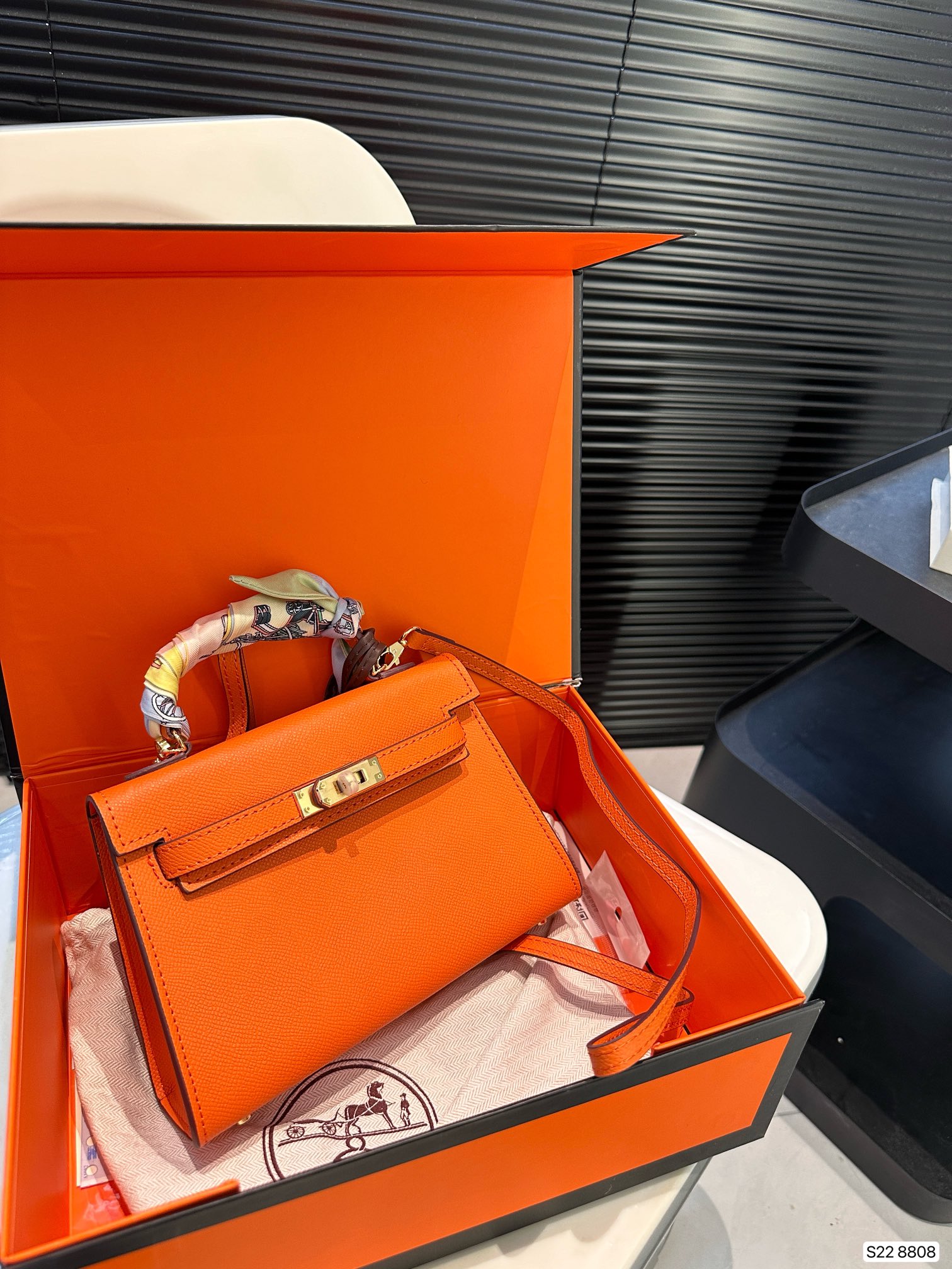 ⬆️23469-Hermès-489 gallery