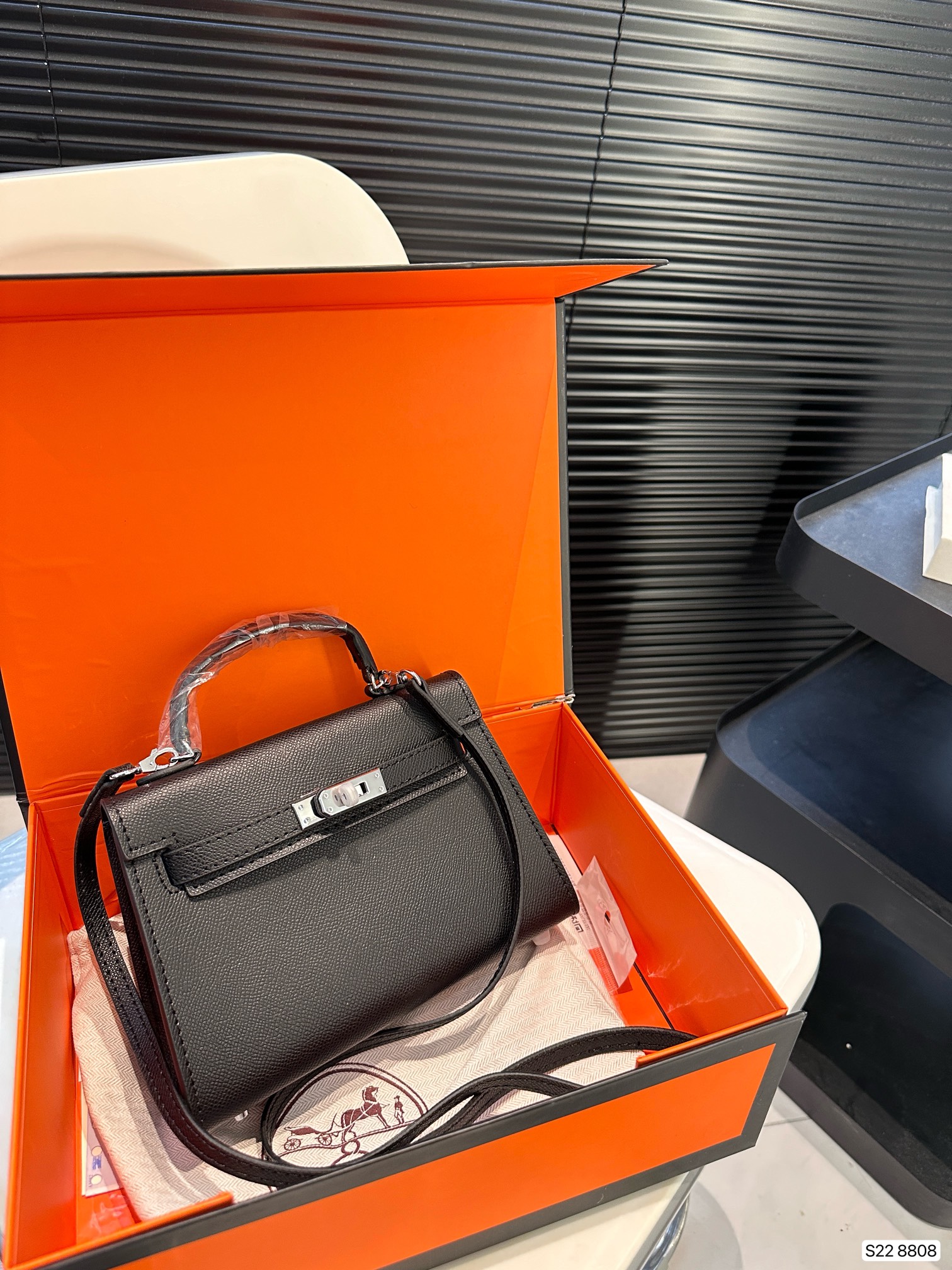 ⬆️23469-Hermès-489 gallery