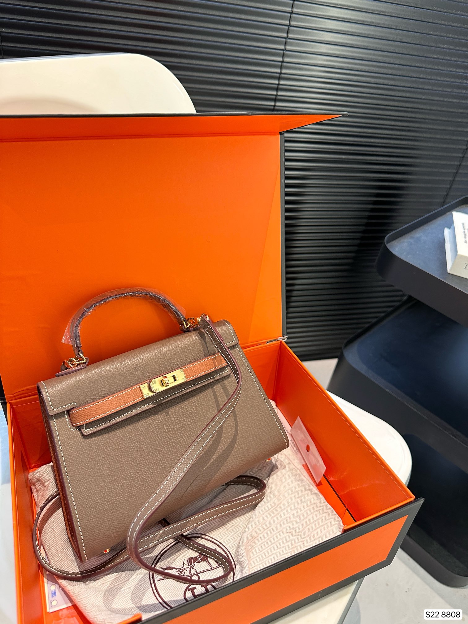 ⬆️23469-Hermès-489 gallery