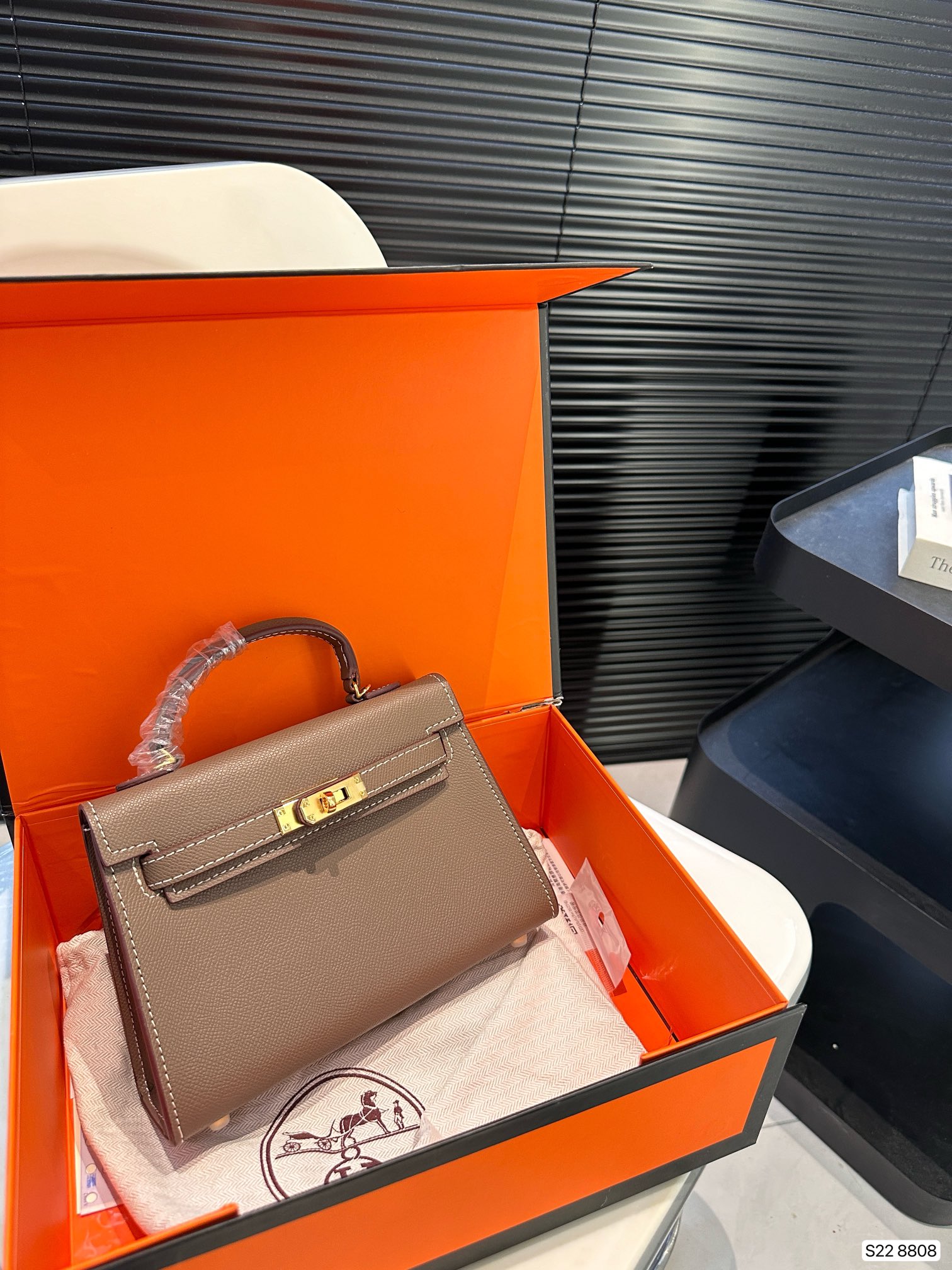 ⬆️23469-Hermès-489 gallery