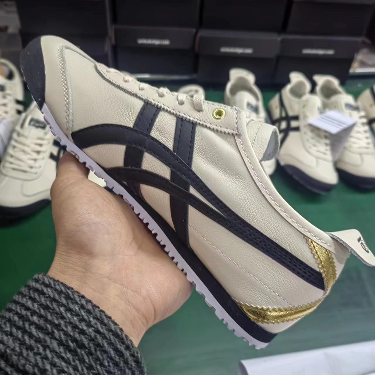 ⬆️23640-Asics-489 gallery