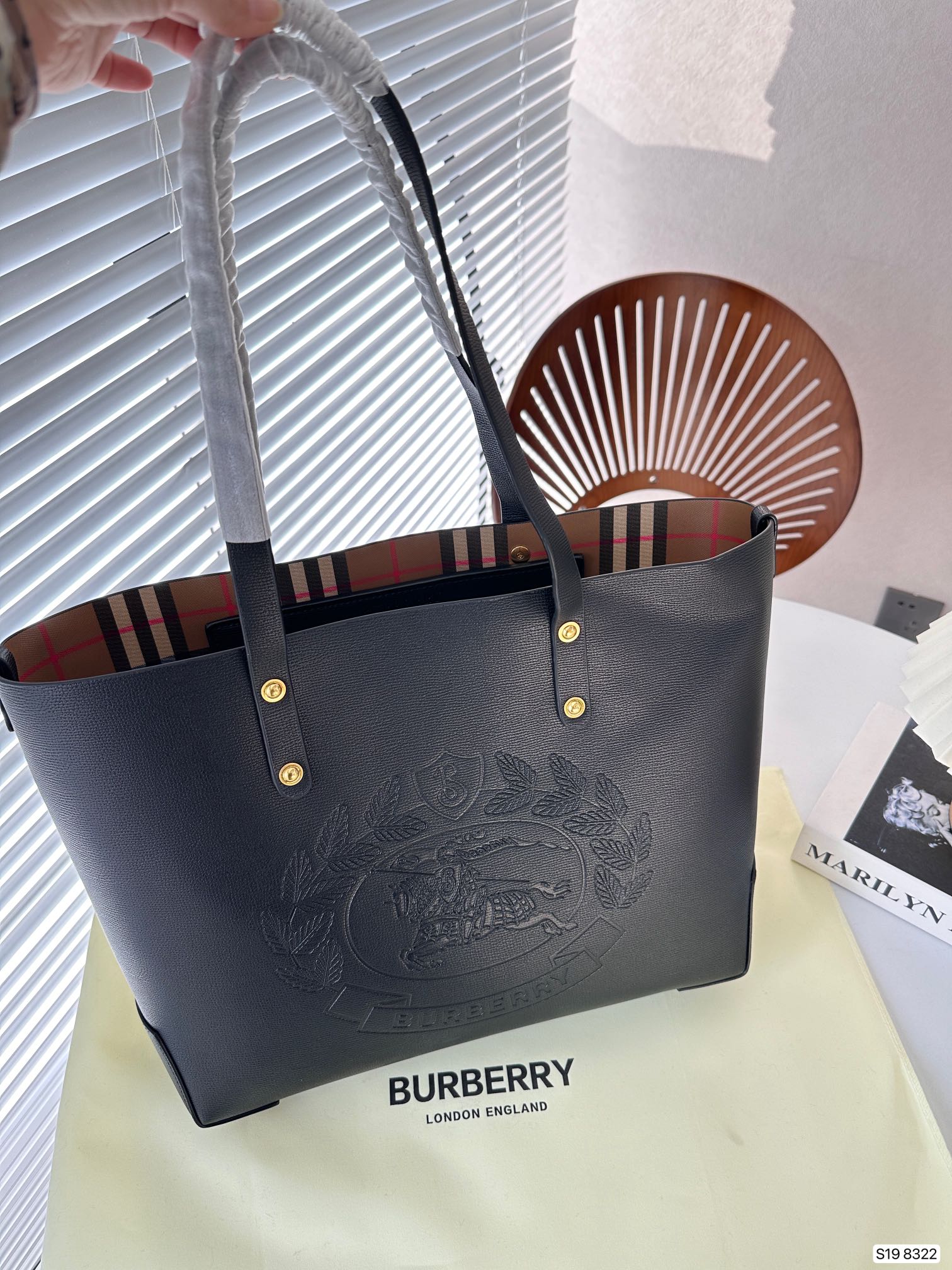 ⬆️23668-Burberry-445 gallery