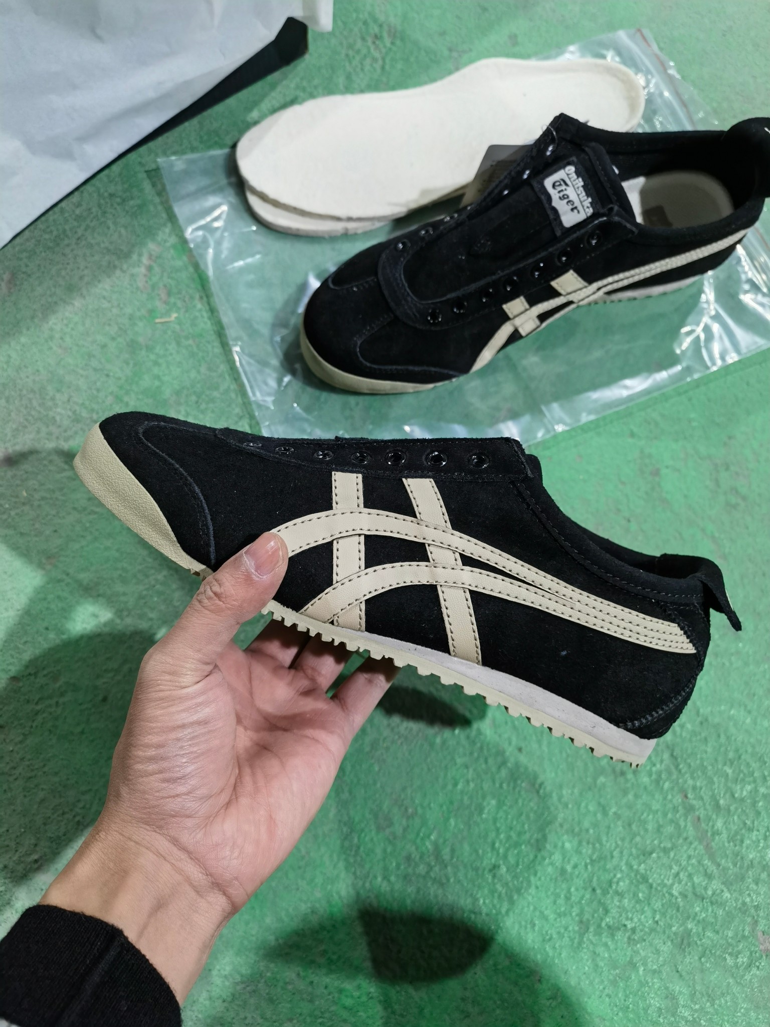 ⬆️23726-Asics-489 gallery