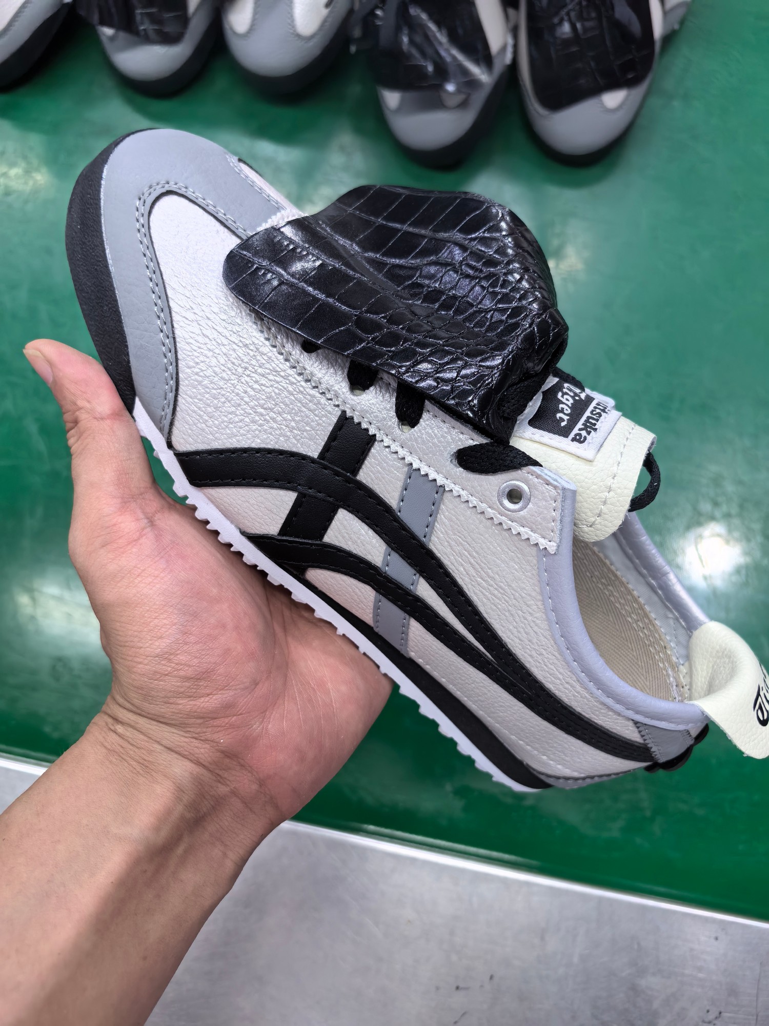 ⬆️23726-Asics-489 gallery