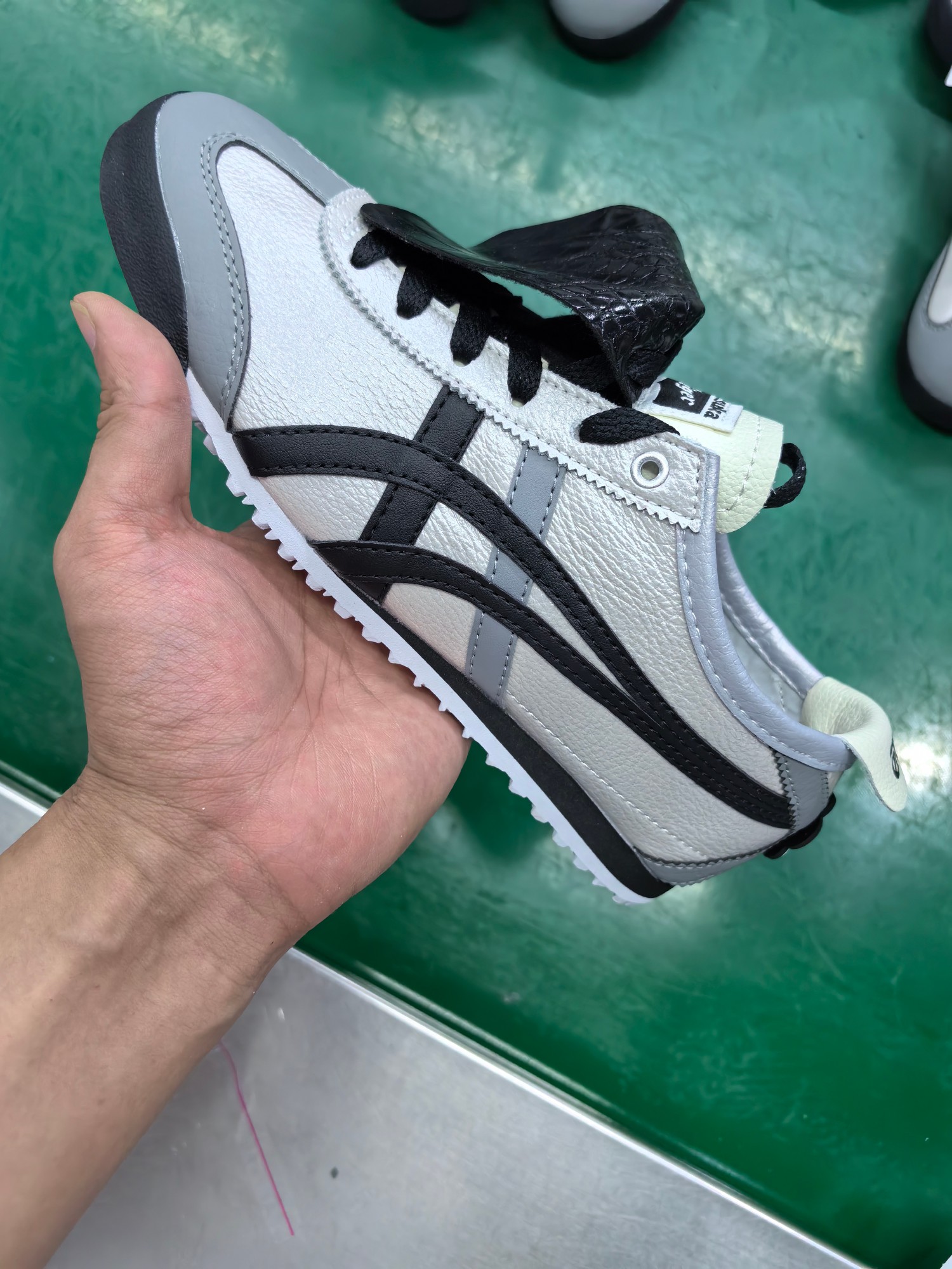 ⬆️23726-Asics-489 gallery