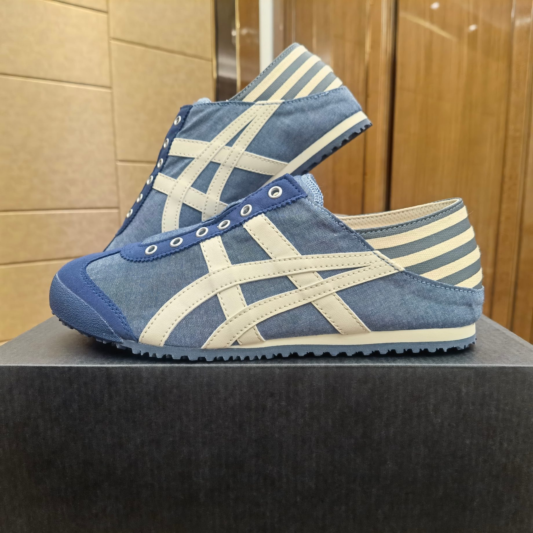 ⬆️23794-Asics-405 gallery