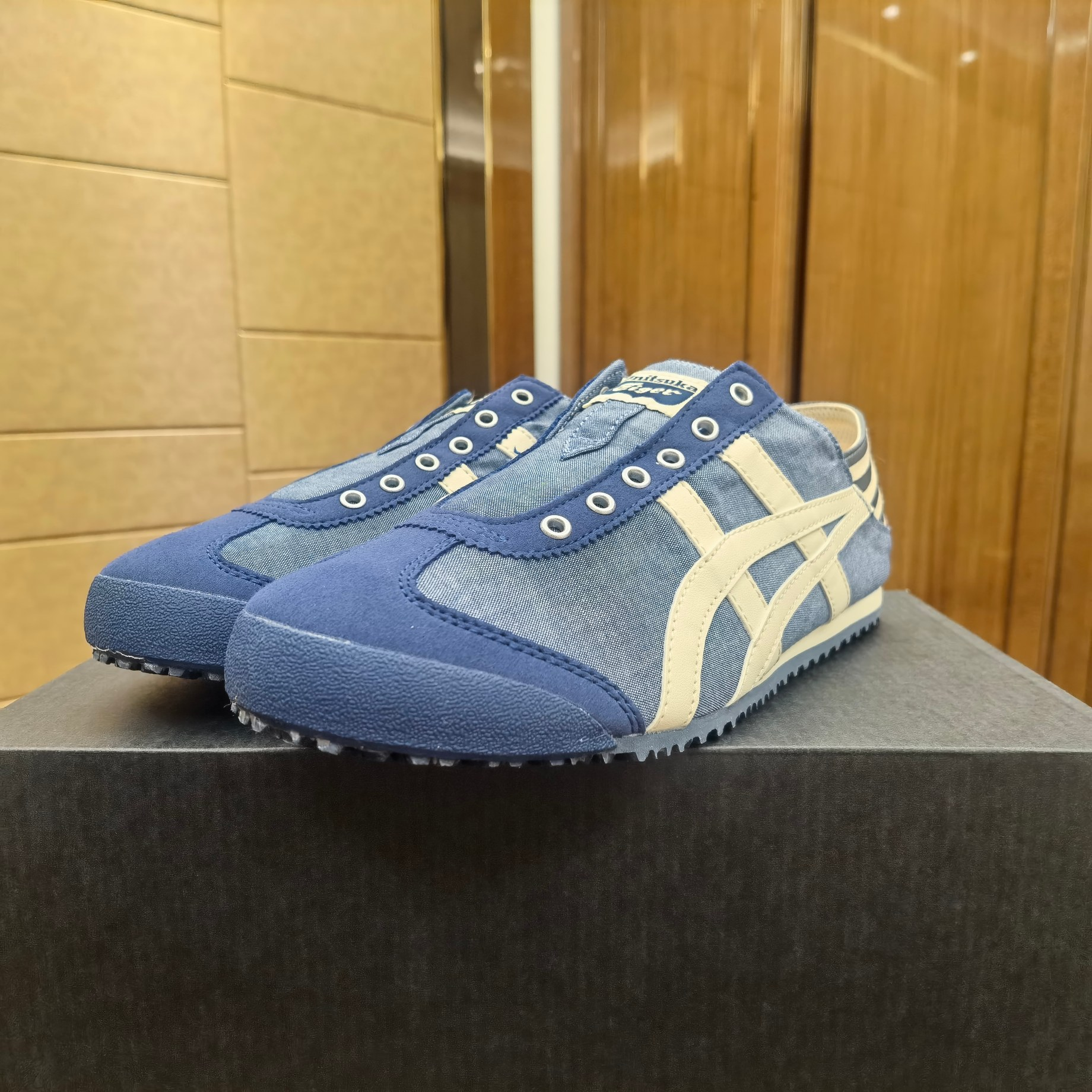 ⬆️23794-Asics-405 gallery