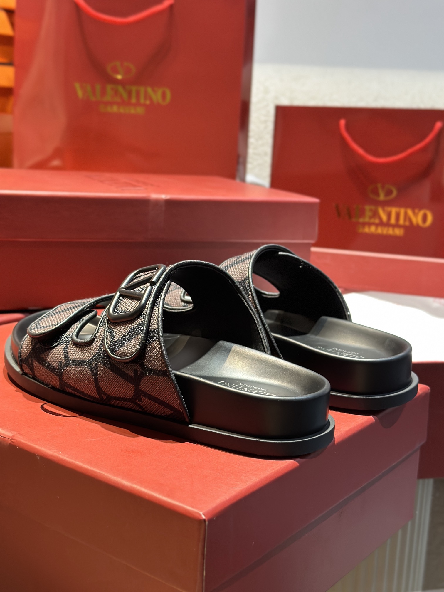 ⬆️23933-Valentino-585 gallery