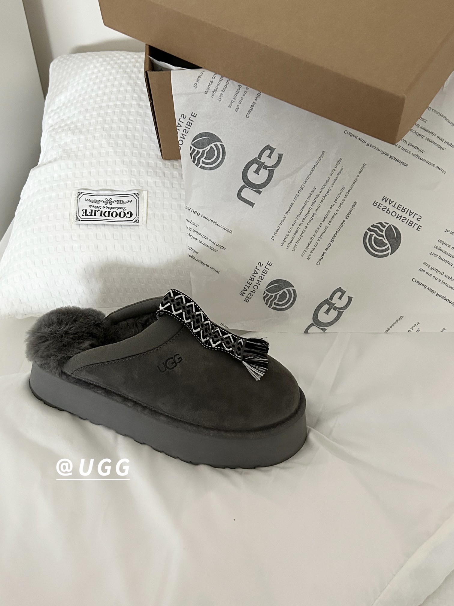 ⬆️23997-UGG-690 gallery