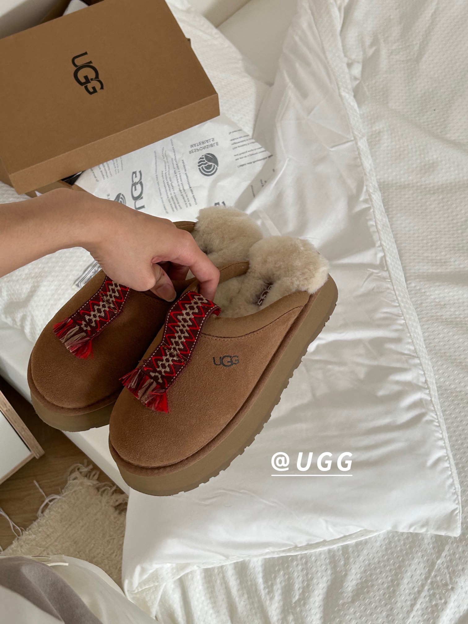 ⬆️23997-UGG-690 gallery