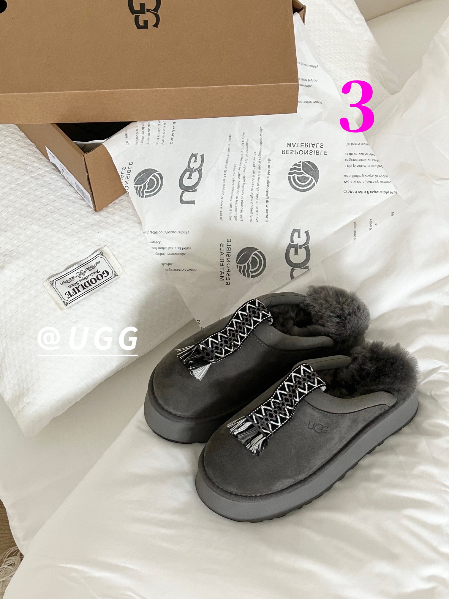 ⬆️23997-UGG-690 gallery