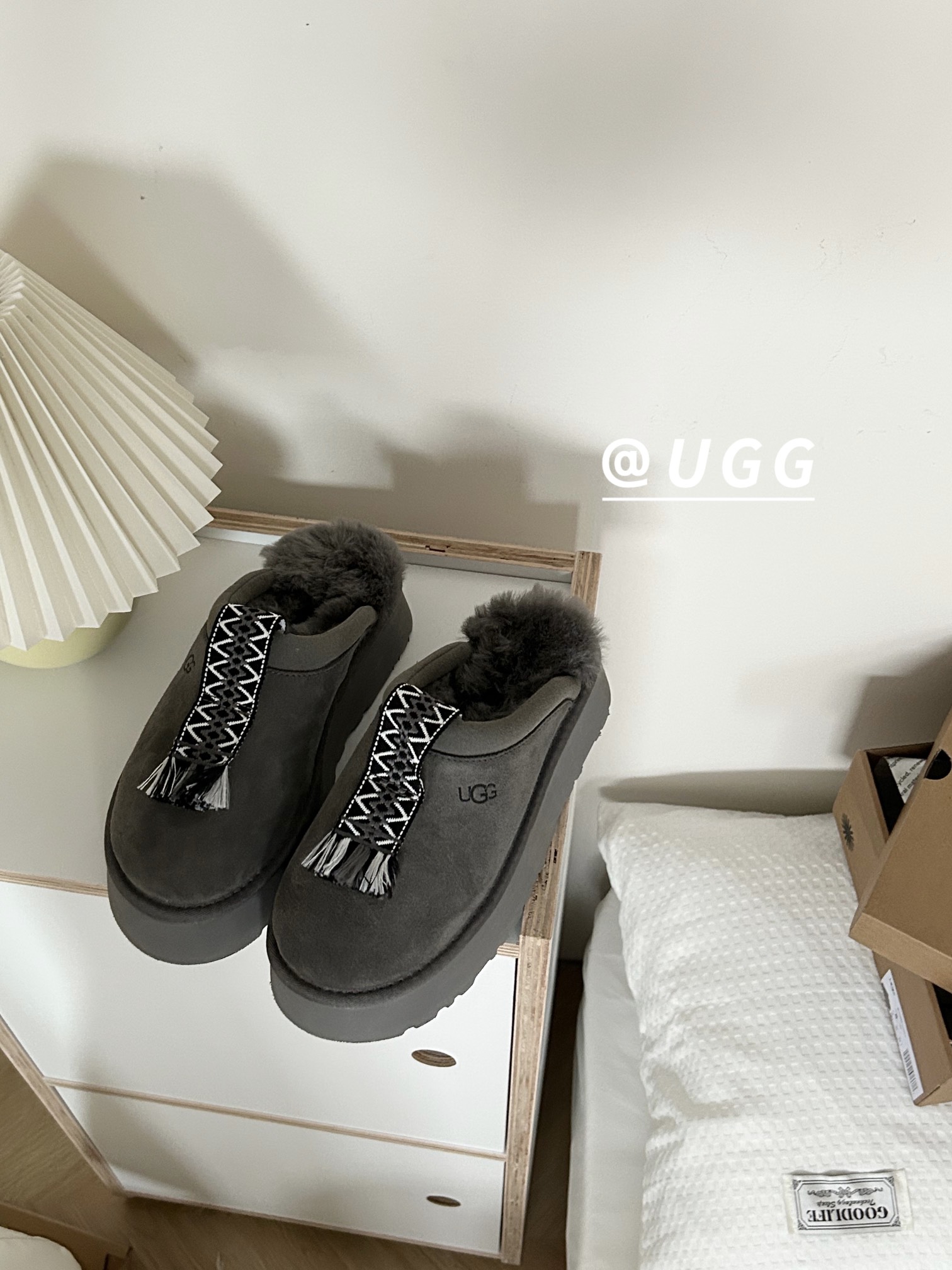 ⬆️23997-UGG-690 gallery