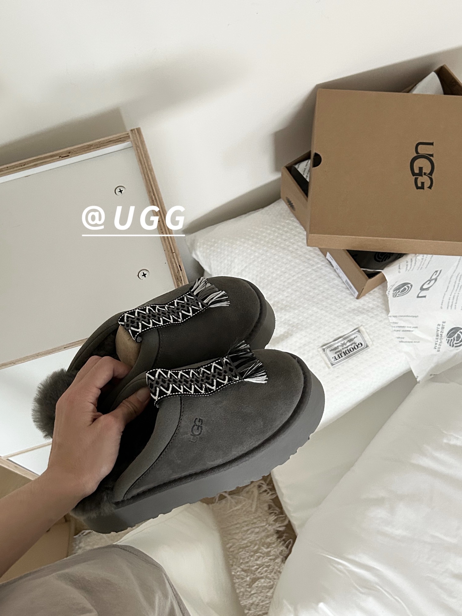 ⬆️23997-UGG-690 gallery