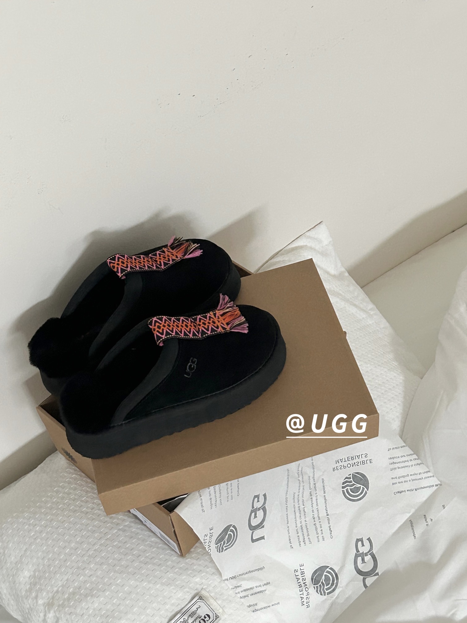 ⬆️23997-UGG-690 gallery