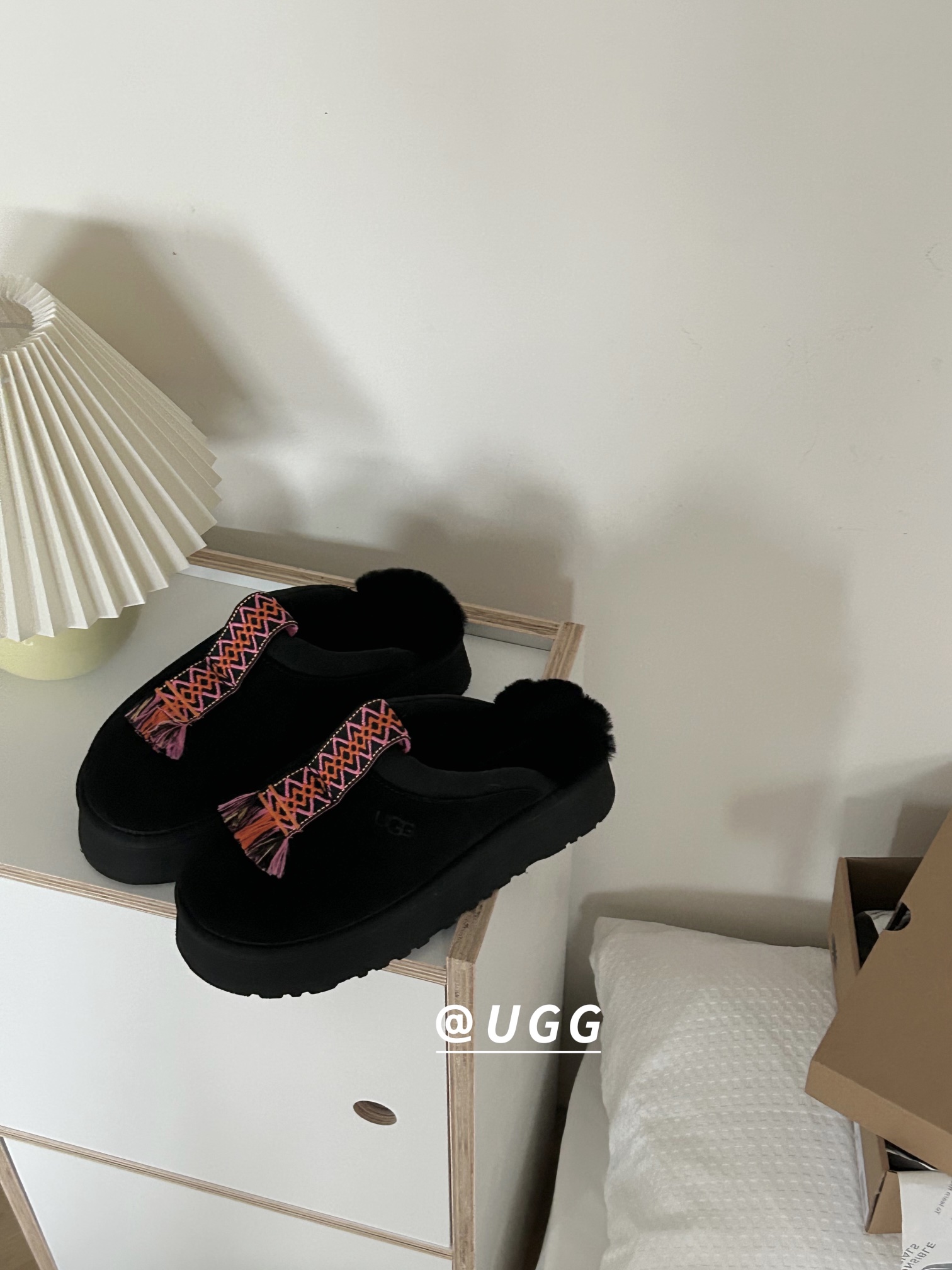 ⬆️23997-UGG-690 gallery