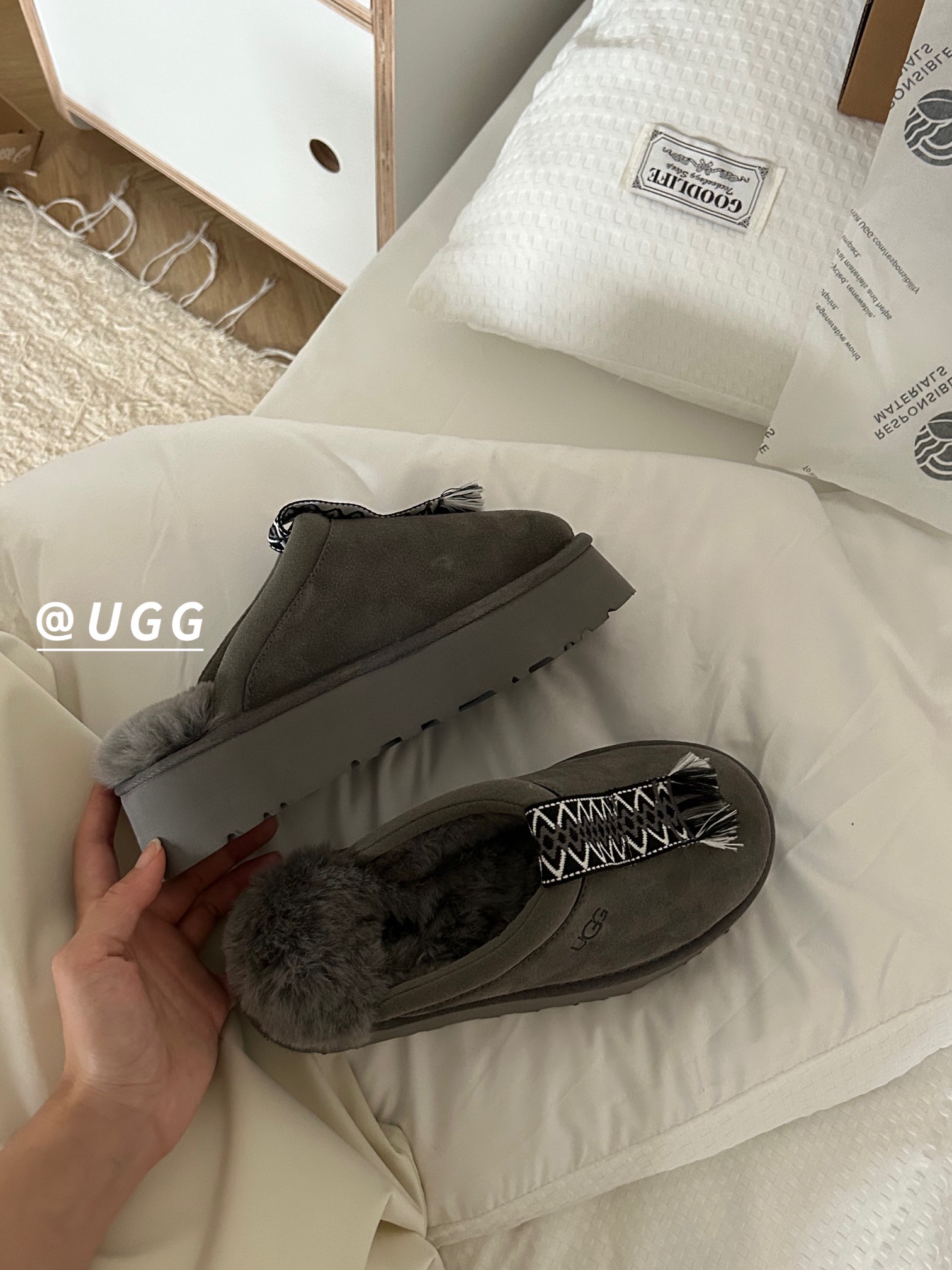 ⬆️23997-UGG-690 gallery