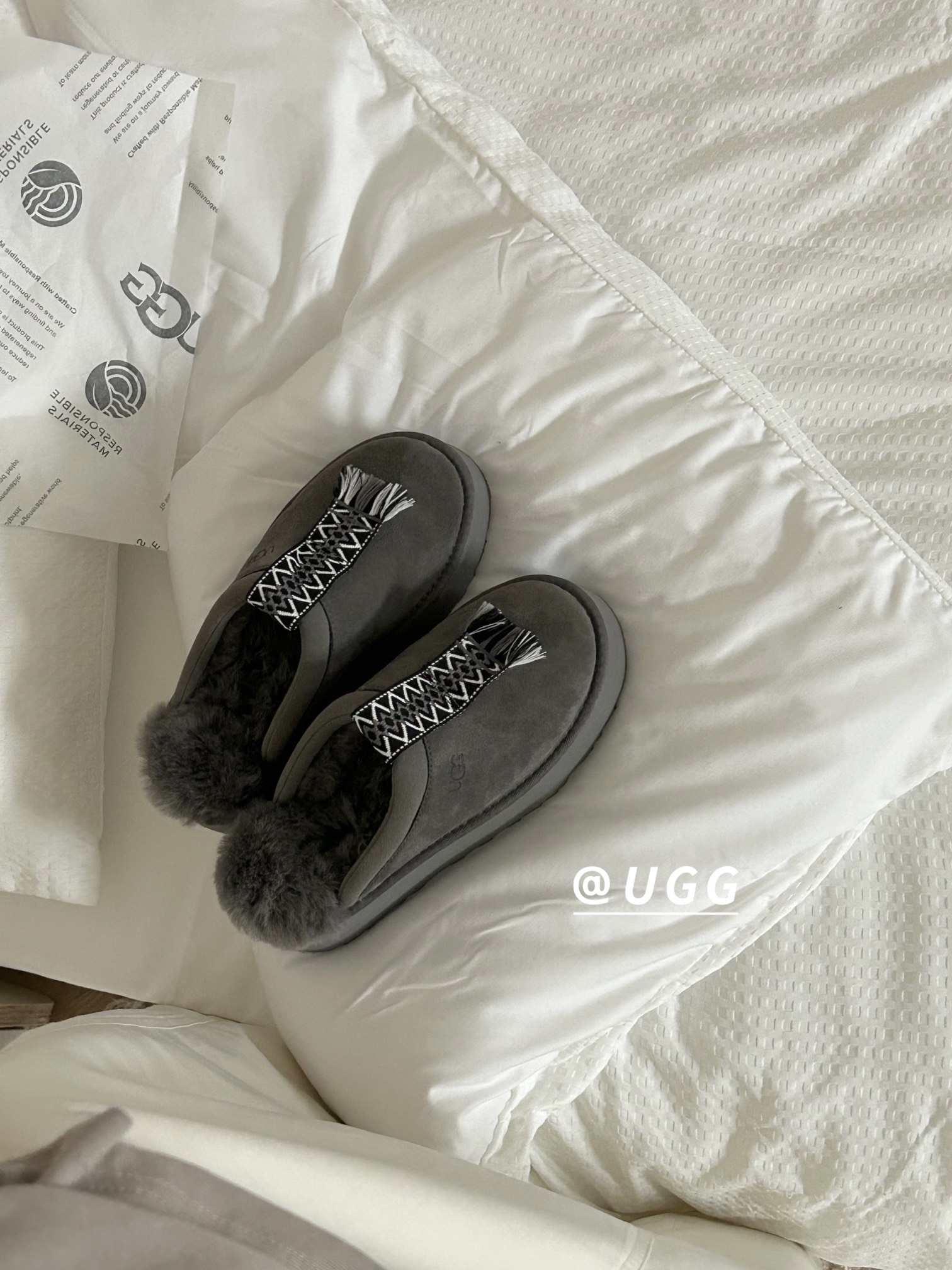 ⬆️23997-UGG-690 gallery