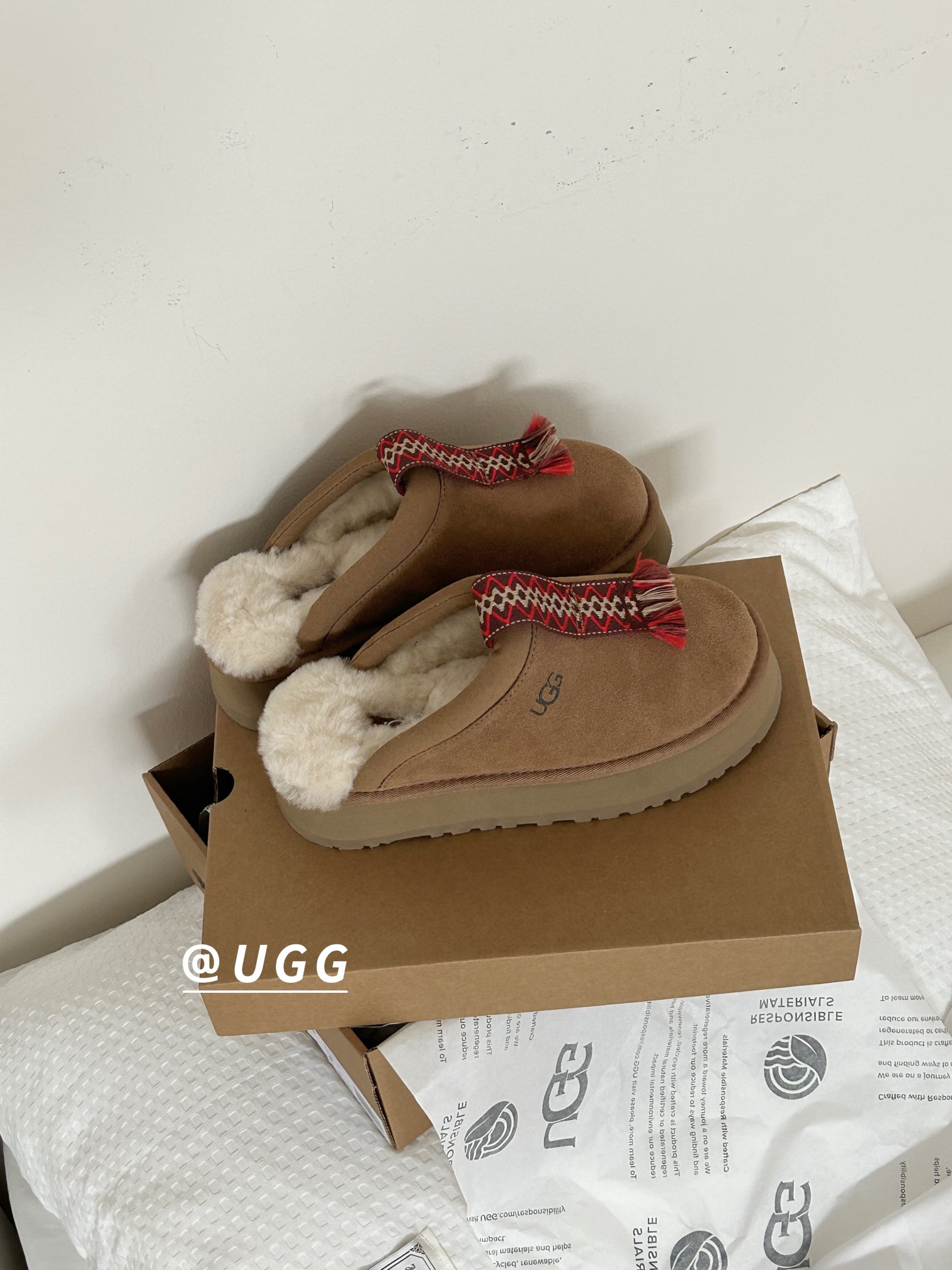 ⬆️23997-UGG-690 gallery