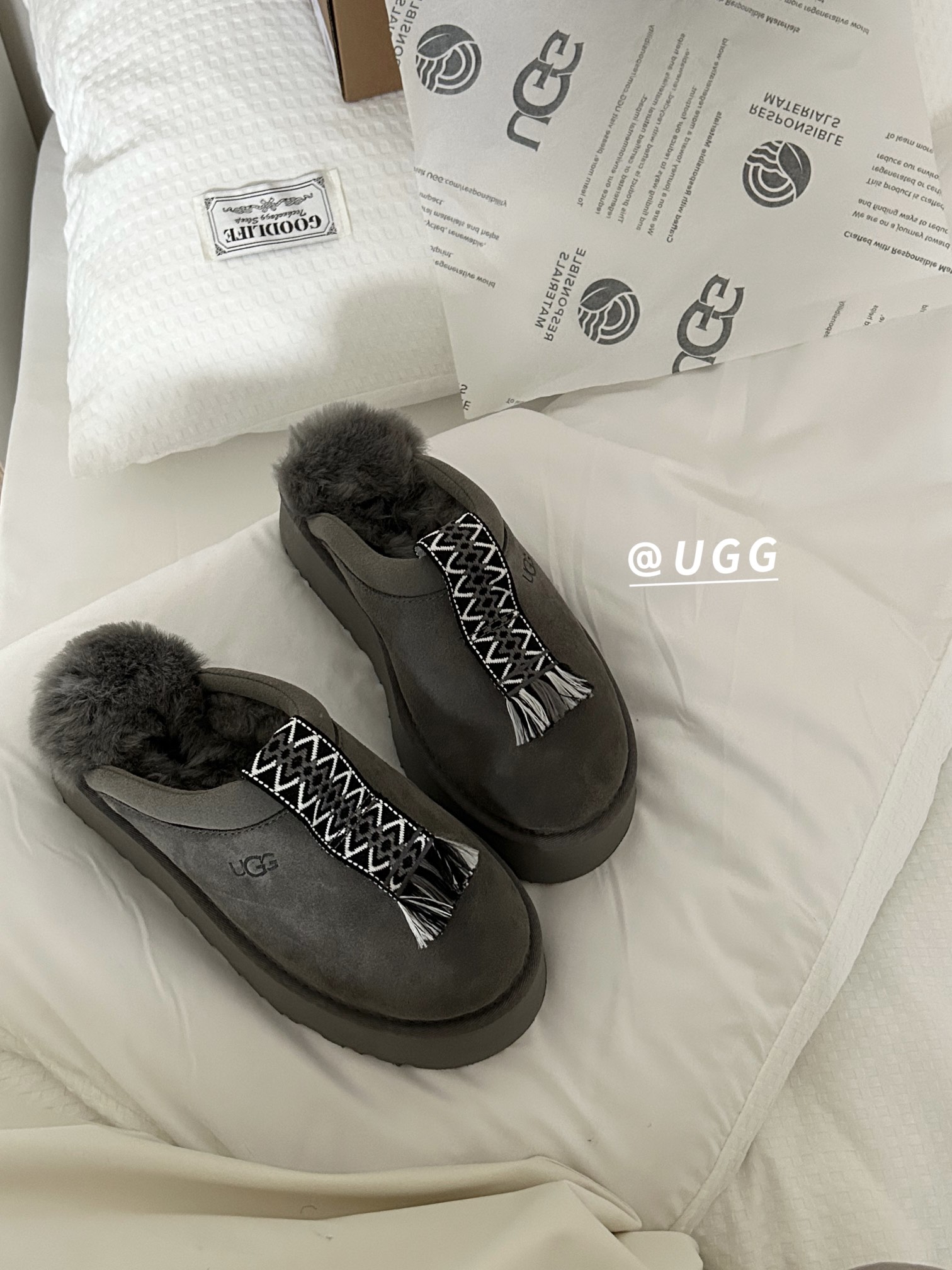 ⬆️23997-UGG-690 gallery