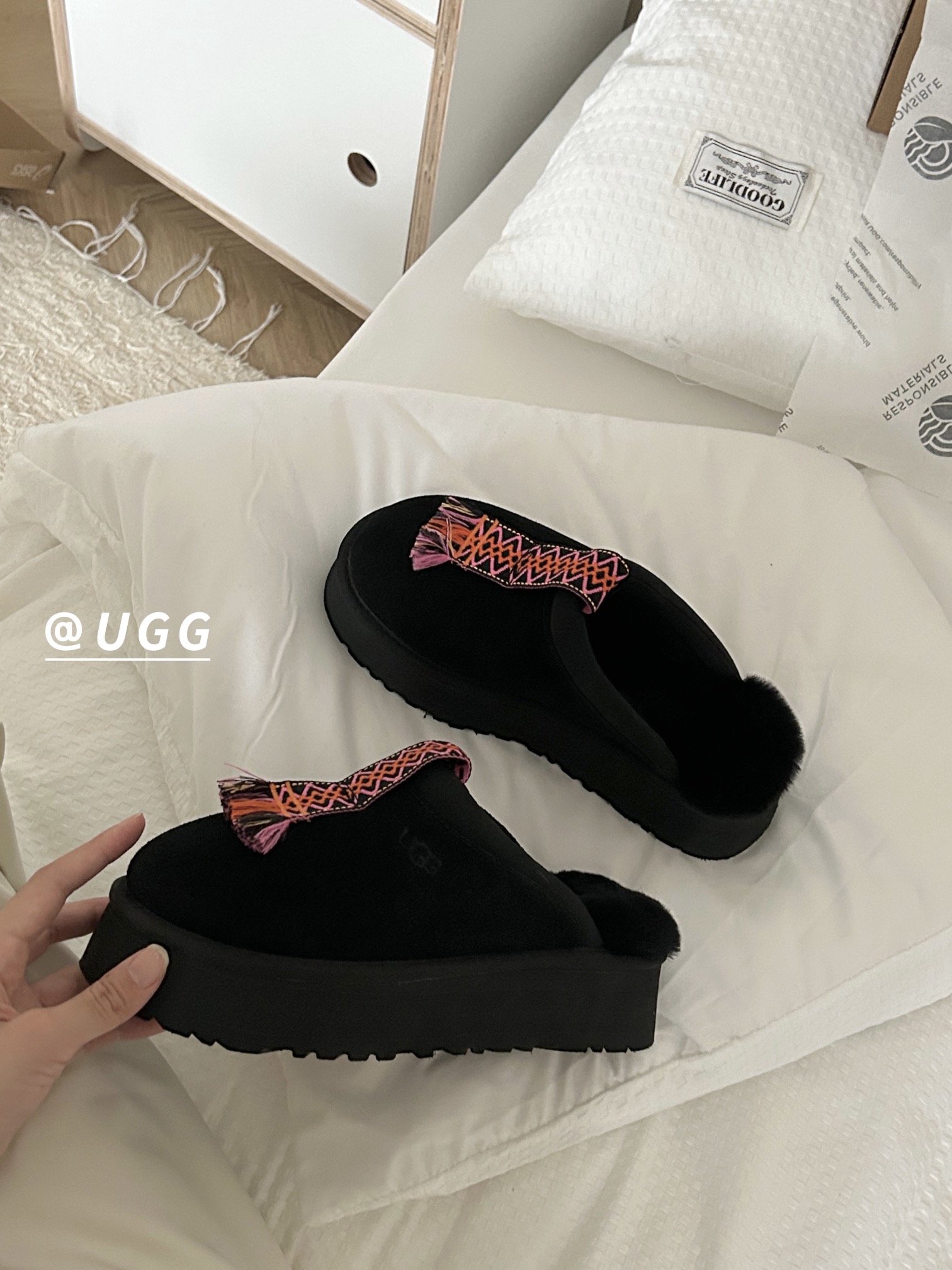 ⬆️23997-UGG-690 gallery