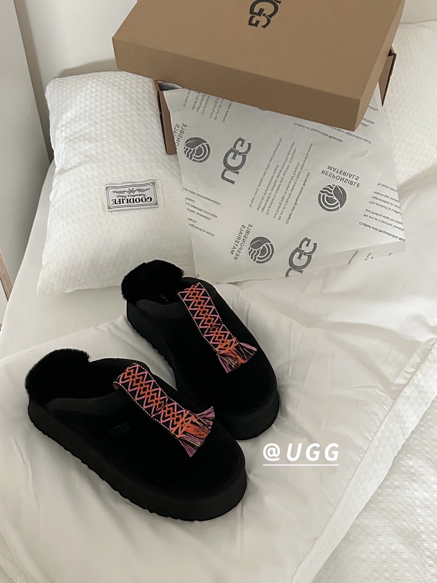 ⬆️23997-UGG-690 gallery