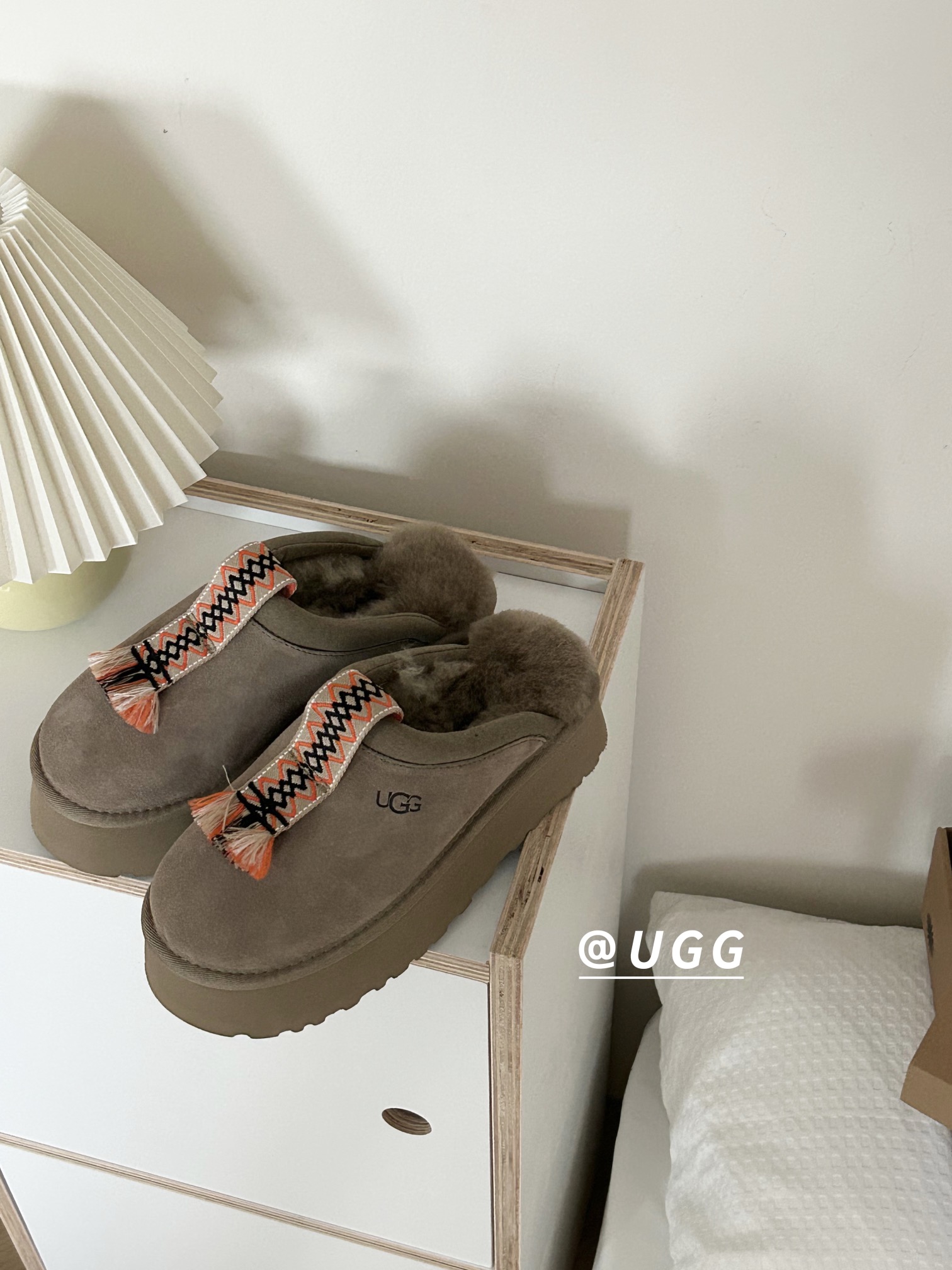 ⬆️23997-UGG-690 gallery