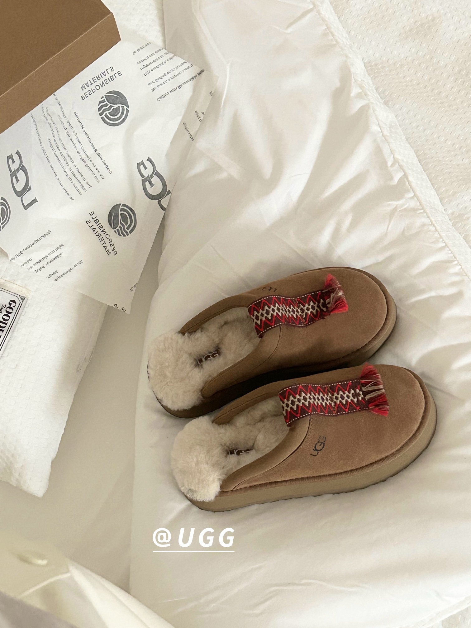 ⬆️23997-UGG-690 gallery