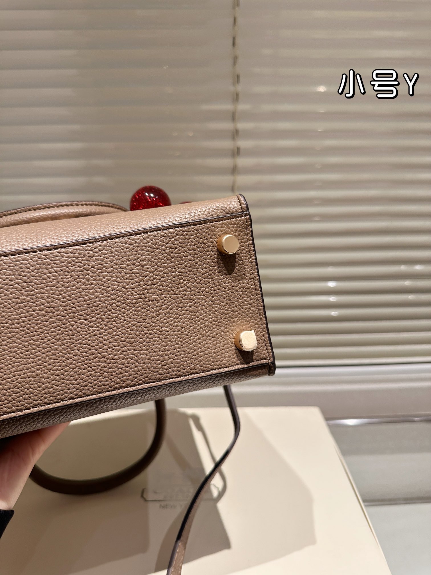 😀25288-COACH-$75 gallery