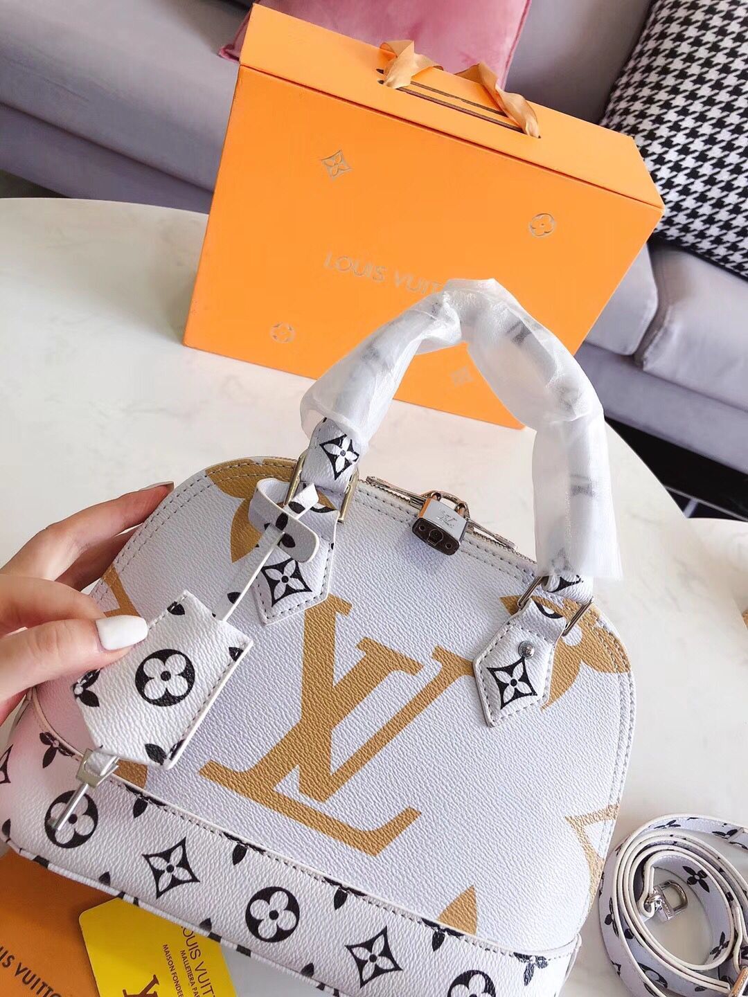 ..LV $59 gallery