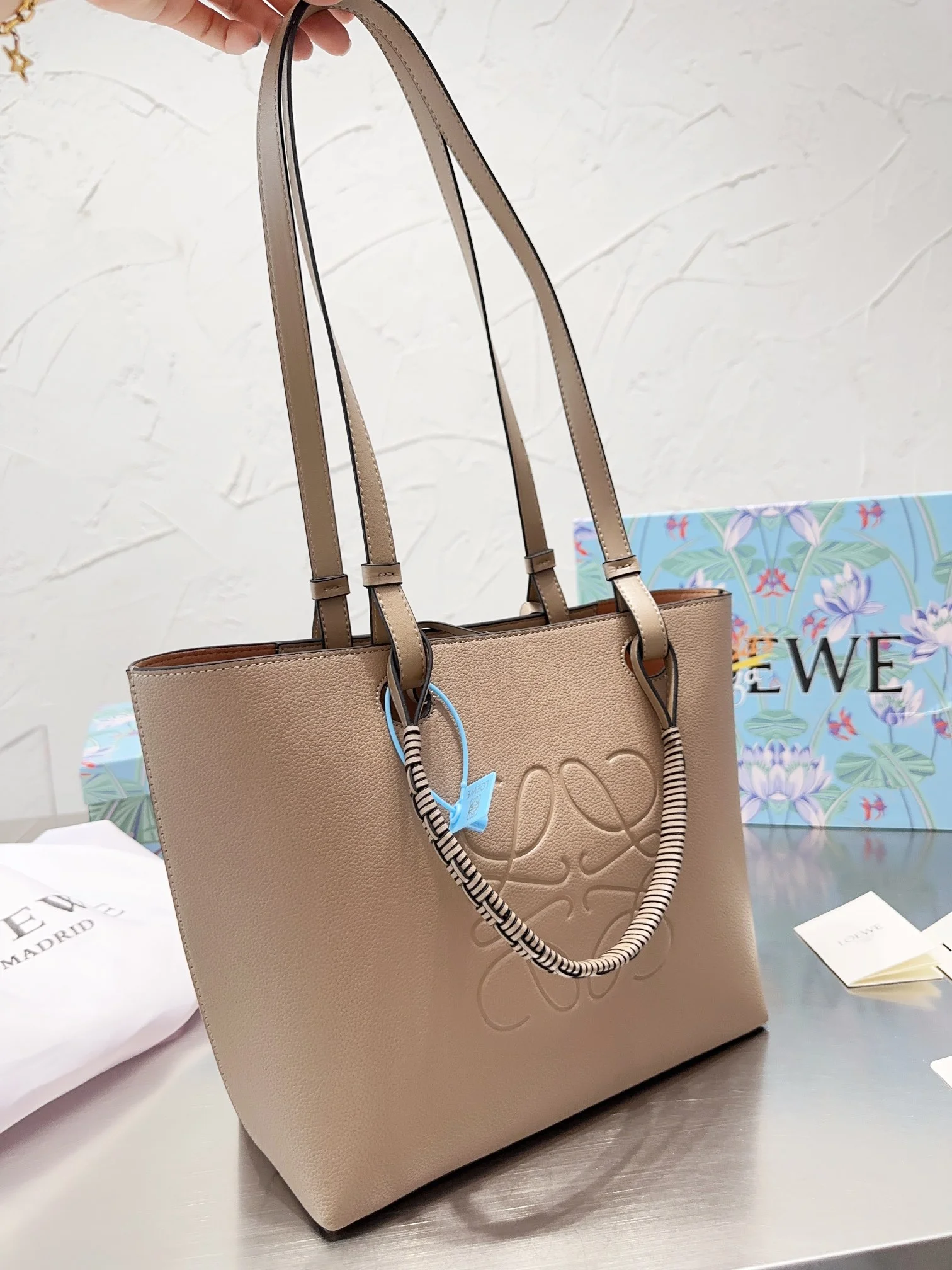 code:113481-428-59.99$-loewe-with box gallery