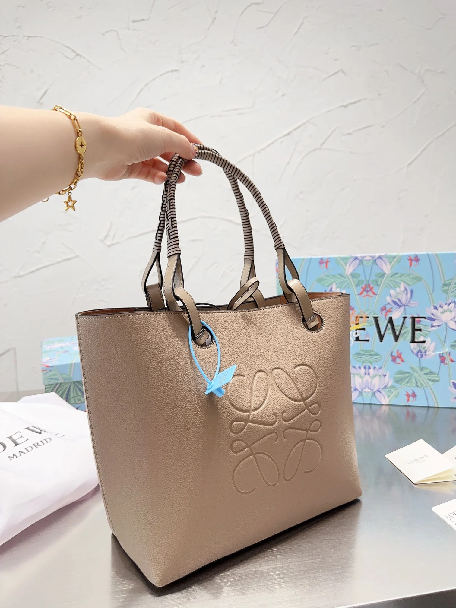 code:113481-428-59.99$-loewe-with box gallery